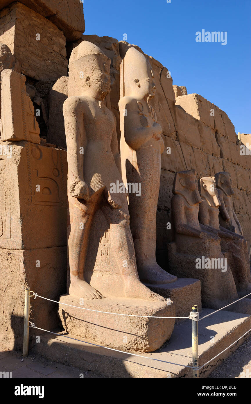 Statue in piedi in prima Corte - Tempio di Karnak Luxor Egitto Foto Stock