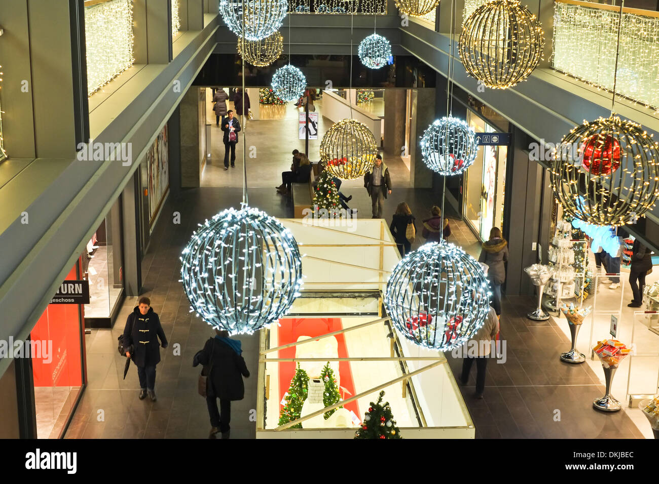Shopping Mall il centro durante il periodo natalizio, boulevard Berlin Foto Stock