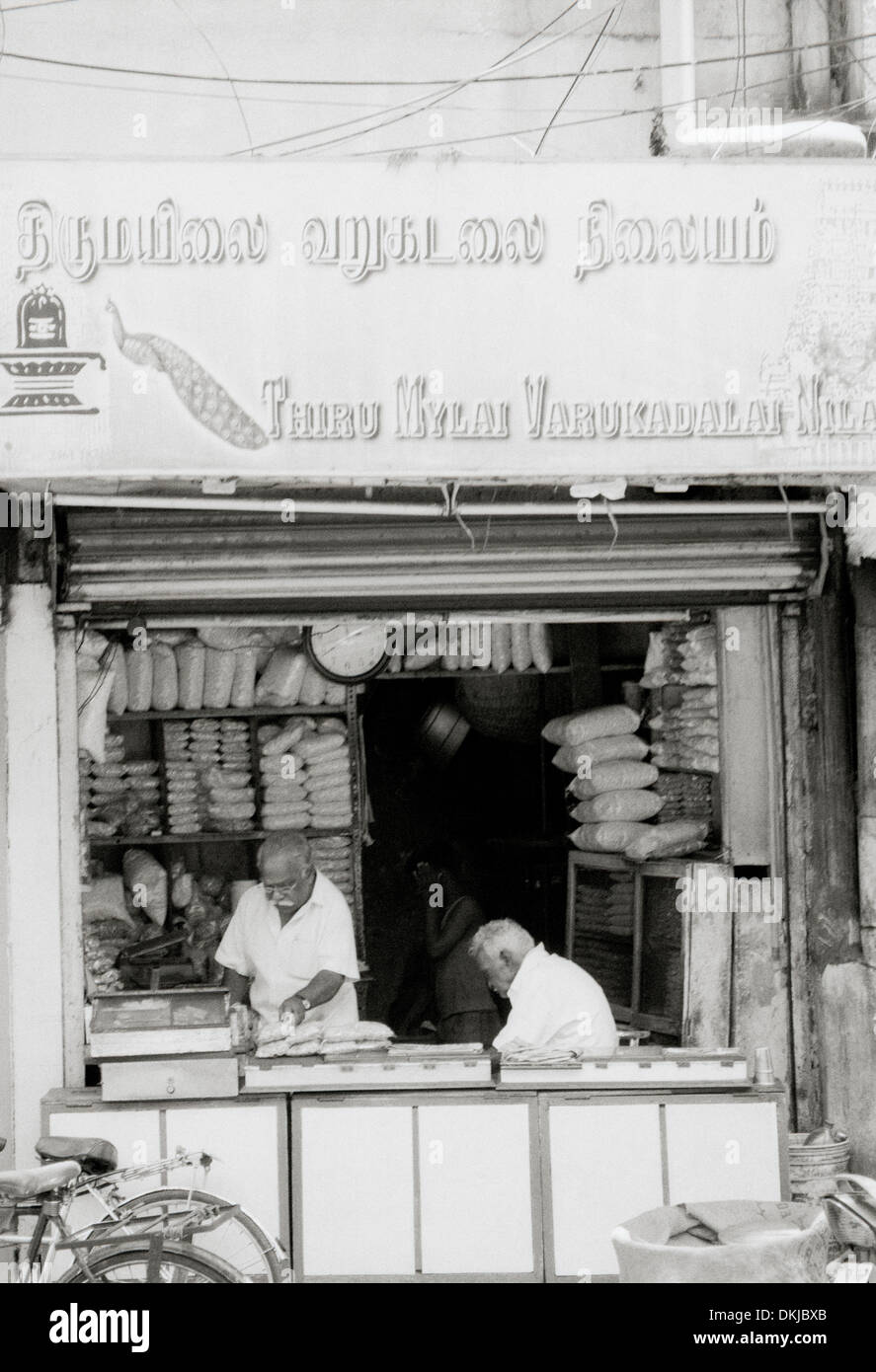 Fotografia documentaria - Small business a Chennai Madras in Tamil Nadu in India in Asia del Sud. La gente lo stile di vita di lavoro Foto Stock