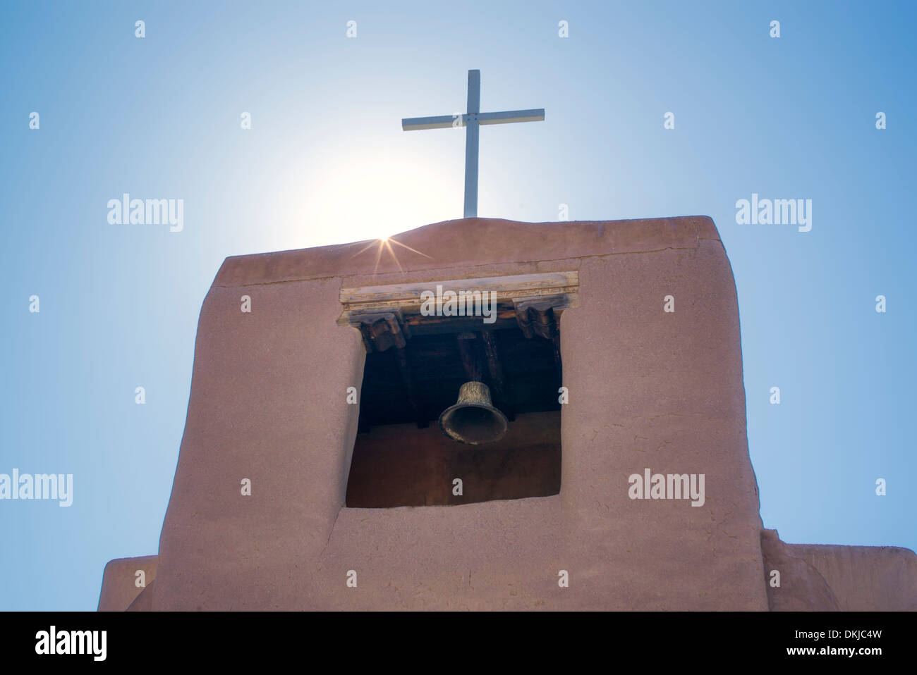Croce e la campana della chiesa. San Miguel Mission. Santa Fe, New Mexico. Foto Stock