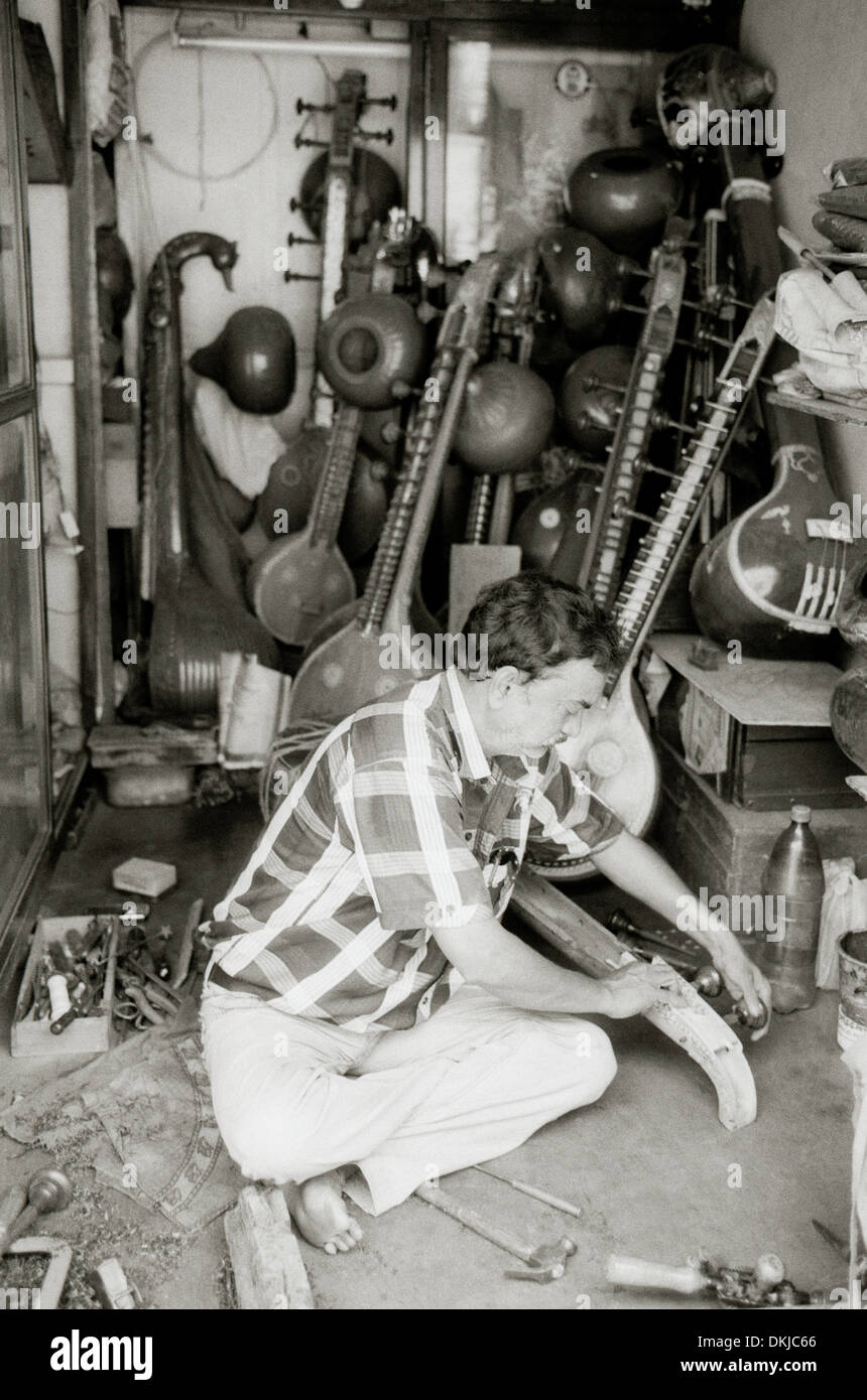 Indian guitar maker in Chennai Madras Tamil Nadu est dell India in Asia del Sud. Occupazione di lavoro commercio liuto strumento a corda riparare l artigiano Travel Foto Stock