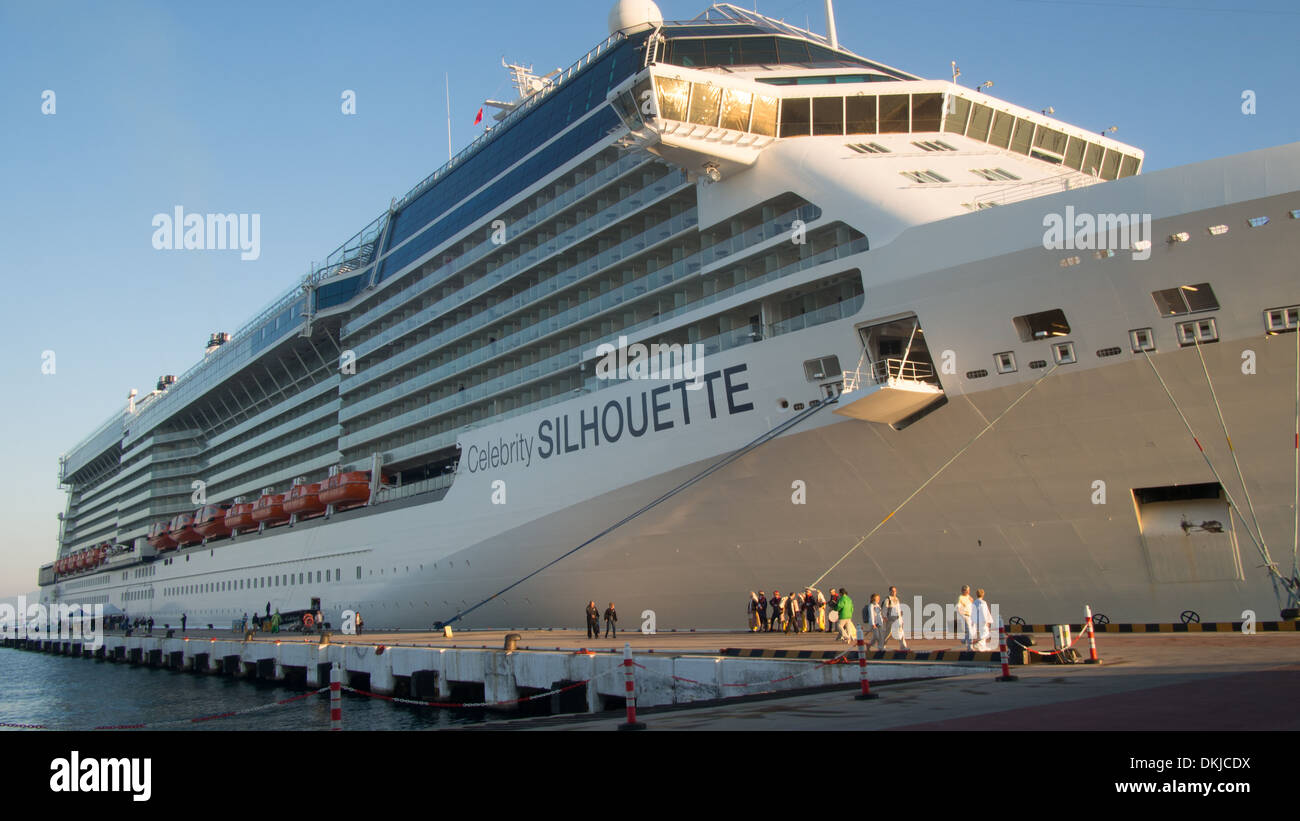 Celebrity Silhouette nave ormeggiata nel porto di Kusadasi, Turchia Foto Stock