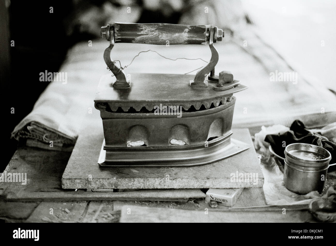 In vecchio stile di ferro in Chennai Madras in Tamil Nadu India in Asia del Sud. Il lavoro domestico retrò Servizio Lavanderia Macchina Viaggi di stiratura Foto Stock
