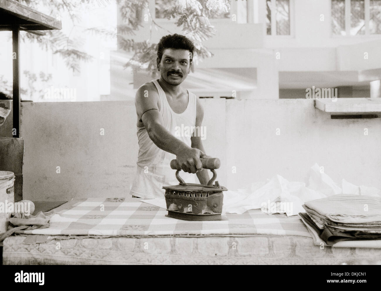 Lavoratore di stiratura in Chennai Madras in Tamil Nadu, nell India orientale in Asia del Sud. Occupazione lavoro professione abiti stile di vita vita ferro Reportage di Viaggio Foto Stock