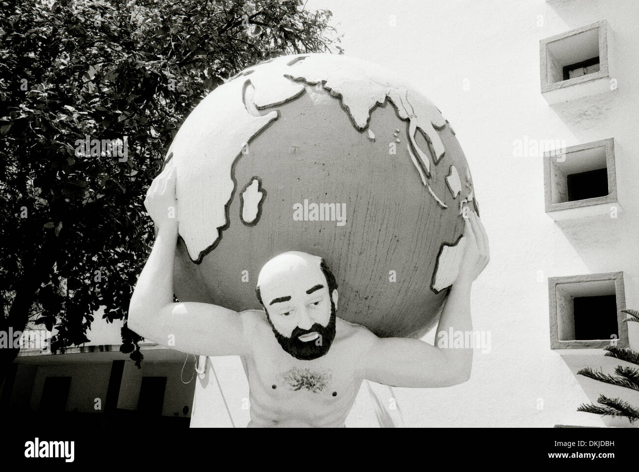 Fotografia di viaggio - Atlas in Chennai Madras in Tamil Nadu in India in Asia del Sud. La scultura statua forza forte in bianco e nero b&W Foto Stock