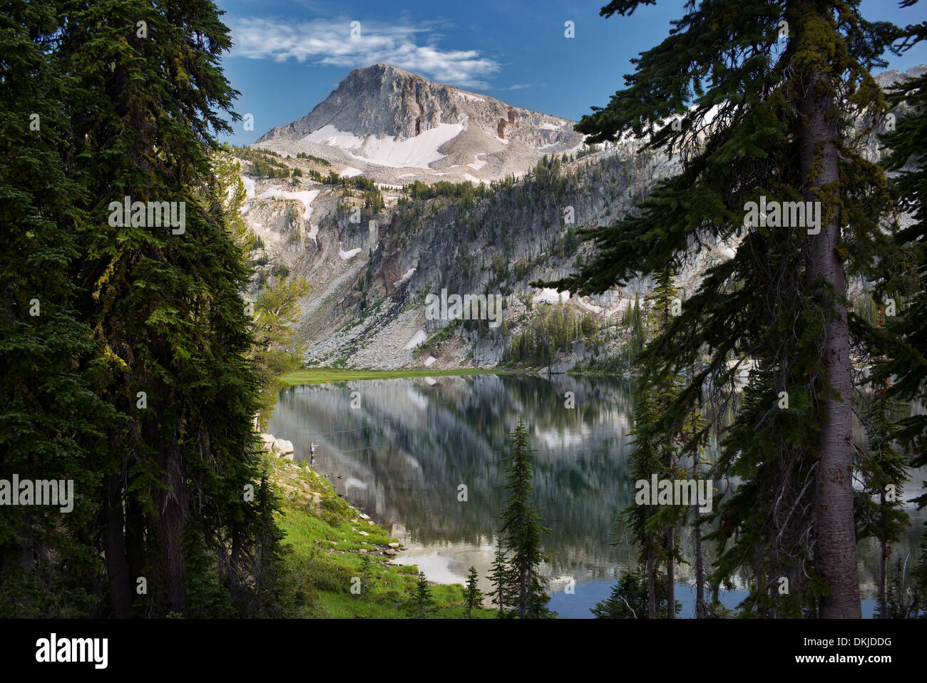 Pescatore a mosca e di riflessione nel lago a specchio con cappuccio Eagle Mountain. Eagle Cap deserto, Oregon Foto Stock