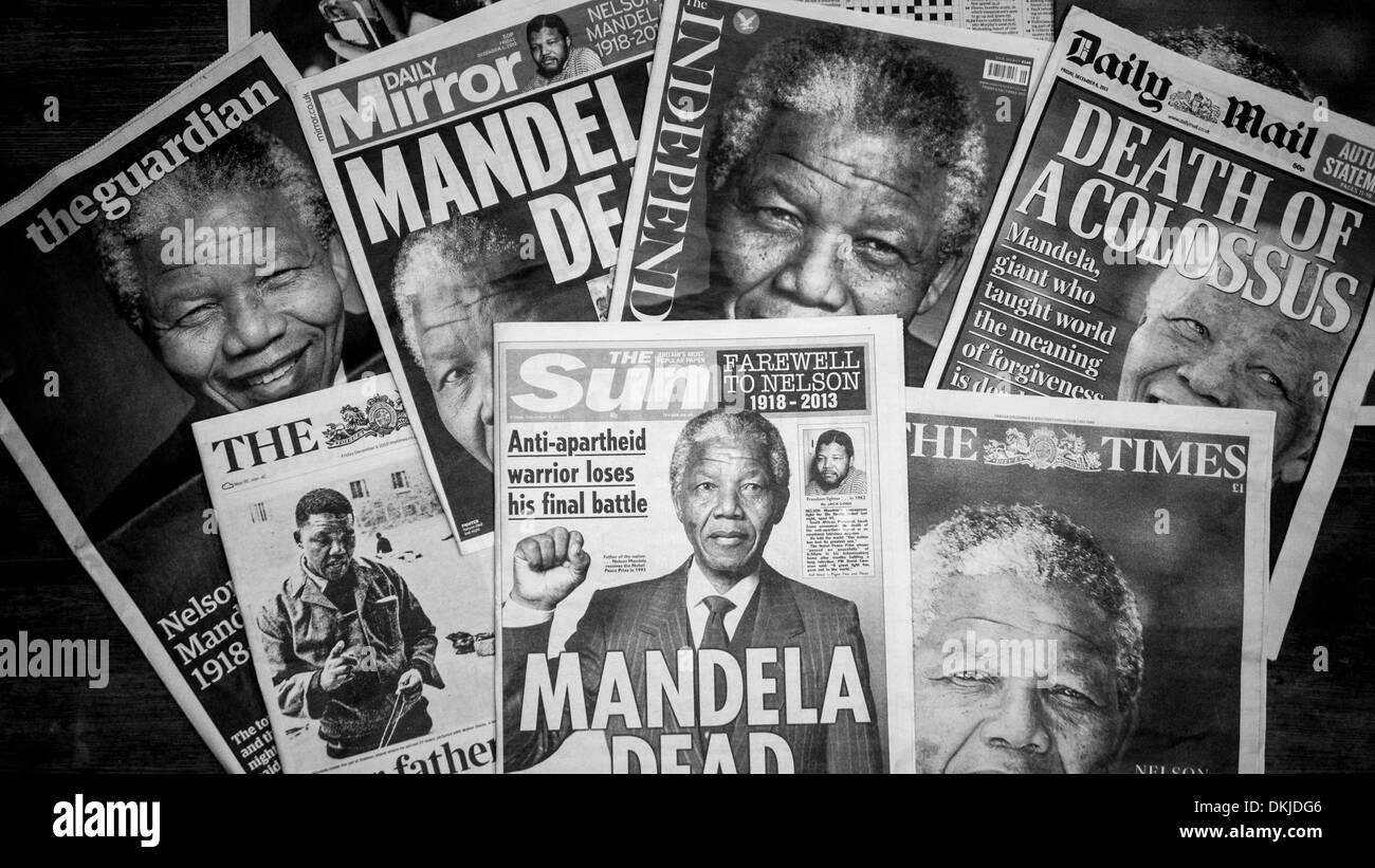 Londra, Regno Unito. 06 dic 2013. Quotidiano britannico davanti le pagine che riguardano la morte di South African anti-apartheid rivoluzionario, Nelson Rolihlahla Mandela che morì il 5 dicembre 2013 nella sua casa a Johannesburg, Sud Africa. Londra Regno Unito il 6 dicembre 2013. Credito: Lenscap/Alamy Live News Foto Stock
