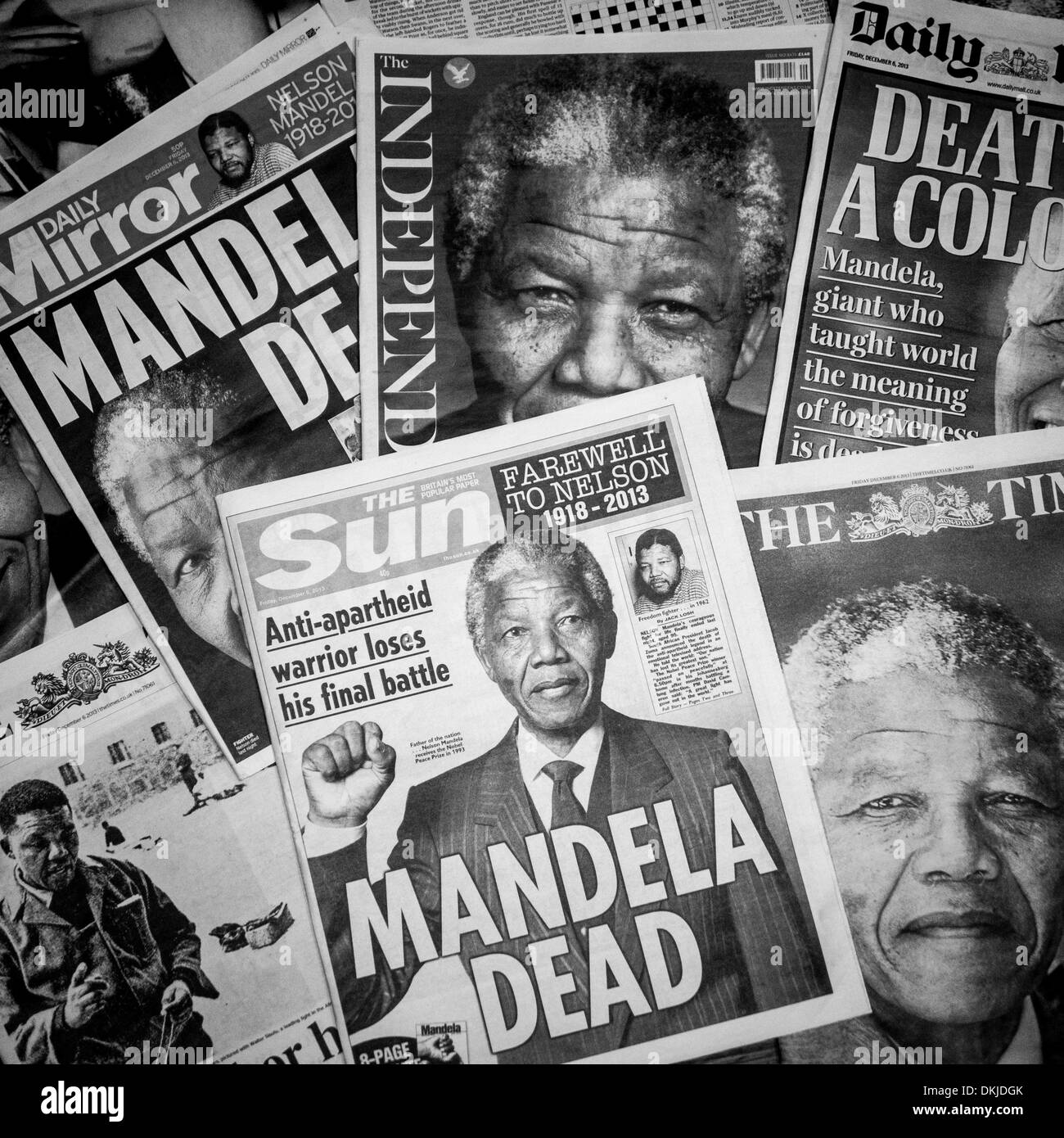 Londra, Regno Unito. 06 dic 2013. Quotidiano britannico davanti le pagine che riguardano la morte di South African anti-apartheid rivoluzionario, Nelson Rolihlahla Mandela che morì il 5 dicembre 2013 nella sua casa a Johannesburg, Sud Africa. Londra Regno Unito il 6 dicembre 2013. Credito: Lenscap/Alamy Live News Foto Stock