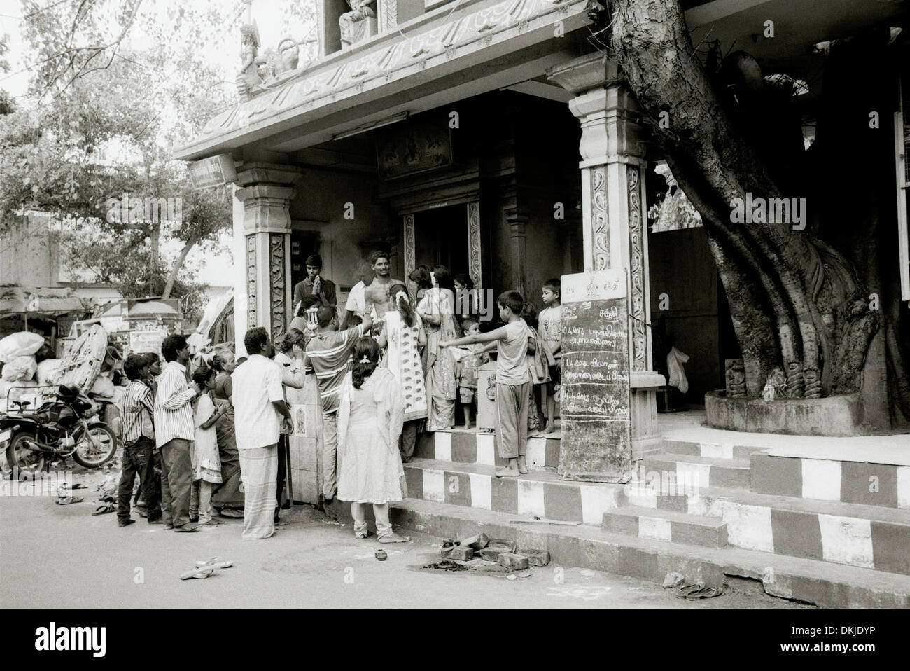 Fotografia di viaggio - tempio indù di Chennai Madras in Tamil Nadu in India in Asia del Sud. Persone Street scene Reportage documentario Fotogiornalismo Foto Stock