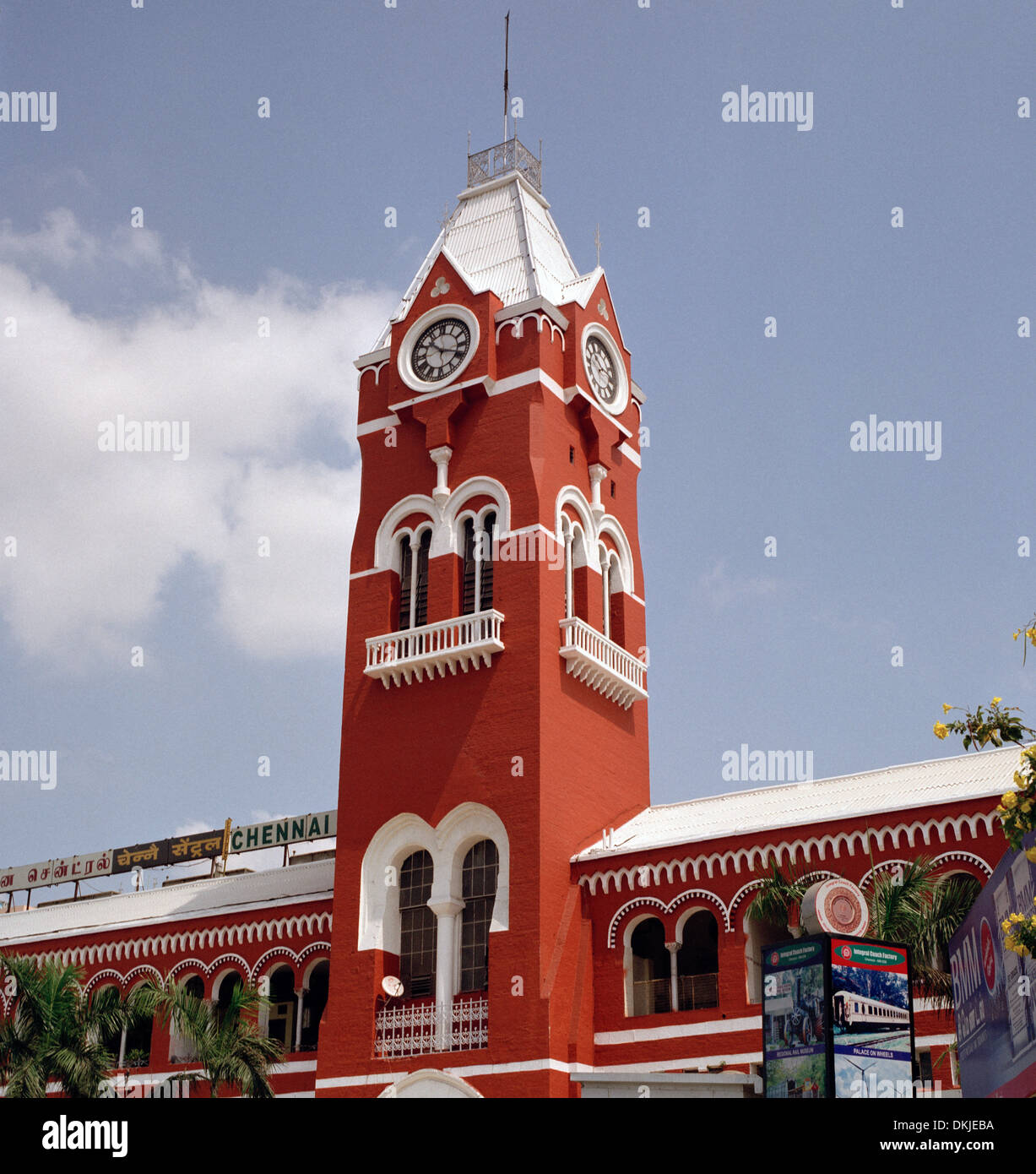 In treno La stazione ferroviaria di Chennai Madras in Tamil Nadu, nell India orientale in Asia del Sud. Architettura vittoriana edificio del trasporto ferroviario viaggi torre Foto Stock