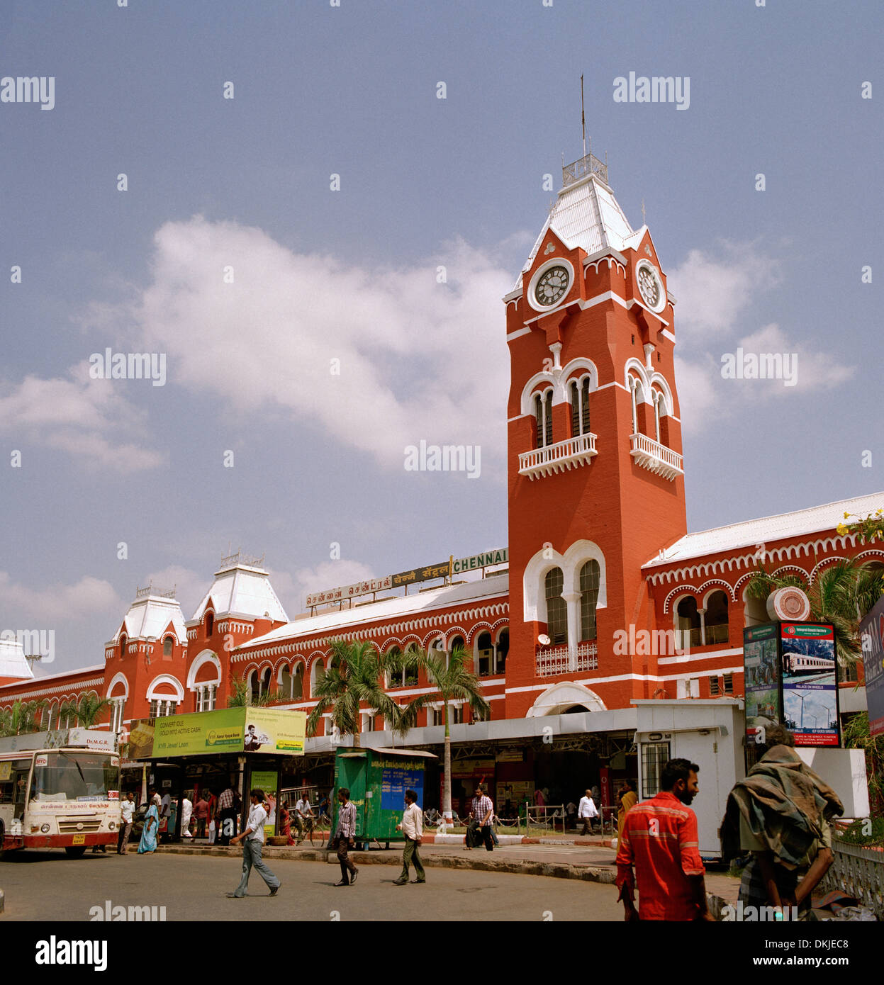 In treno La stazione ferroviaria di Chennai Madras in Tamil Nadu, nell India orientale in Asia del Sud. Architettura vittoriana edificio del trasporto ferroviario viaggi torre Foto Stock