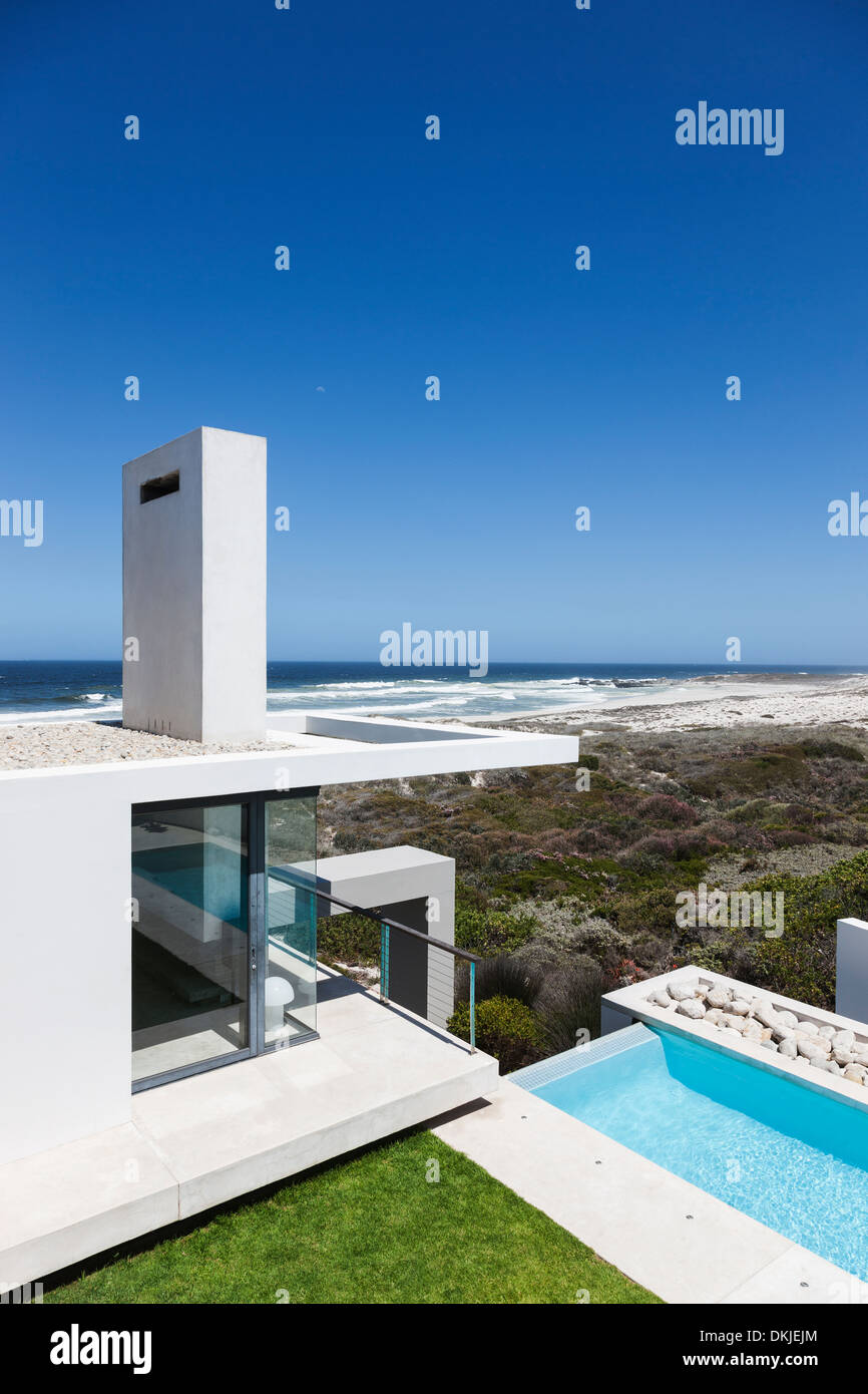 Casa moderna con vista sull'oceano Foto Stock