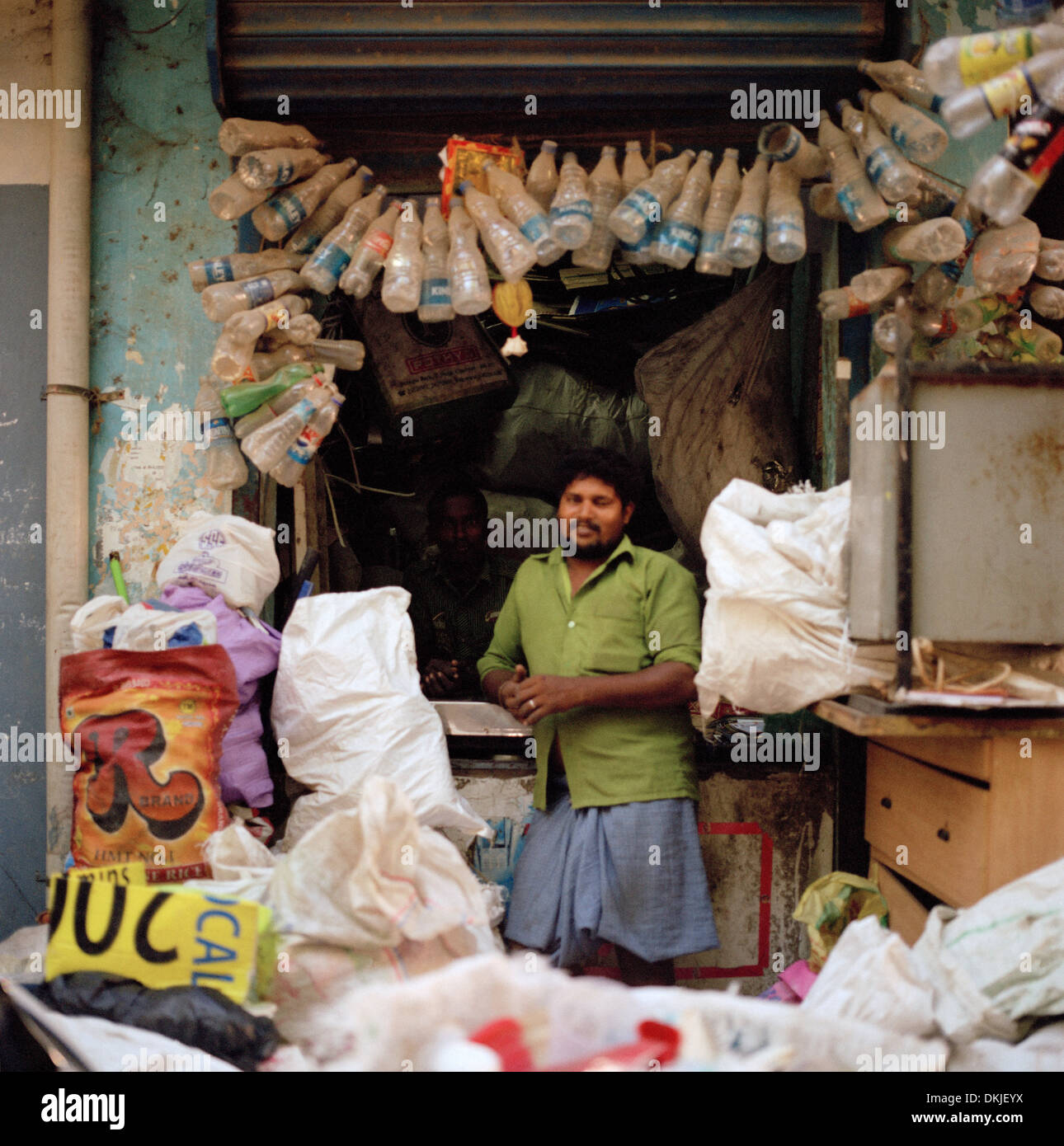Riciclatori di plastica in Chennai Madras in Tamil Nadu, nell India orientale in Asia del Sud. Riciclaggio Riciclaggio verde ambiente Shop Service lavoro viaggio dello stile di vita Foto Stock