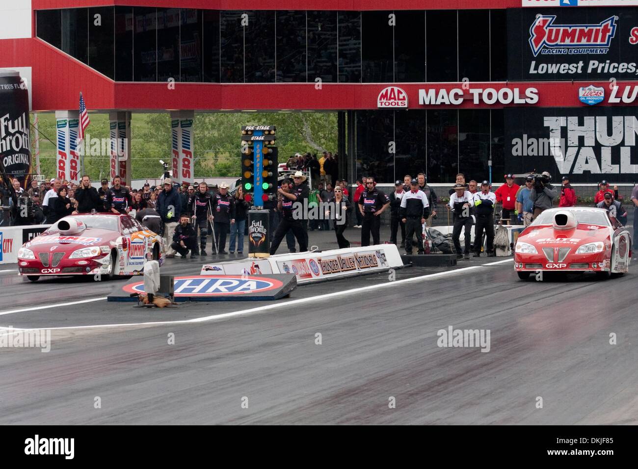 17 maggio 2009 - Bristol, Tennessee, Stati Uniti - 17 Maggio 2009: Nel Pro Stock finali, Greg Anderson (sinistra) e Mike Edwards (destra) accelerare verso la pista. Mike Edwards ottiene la vittoria. La nona edizione del Valle di tuono i cittadini sono stati tenuti a Bristol Dragway in Bristol, Tennessee. (Credito Immagine: © Alan Ashley/Southcreek globale/ZUMApress.com) Foto Stock