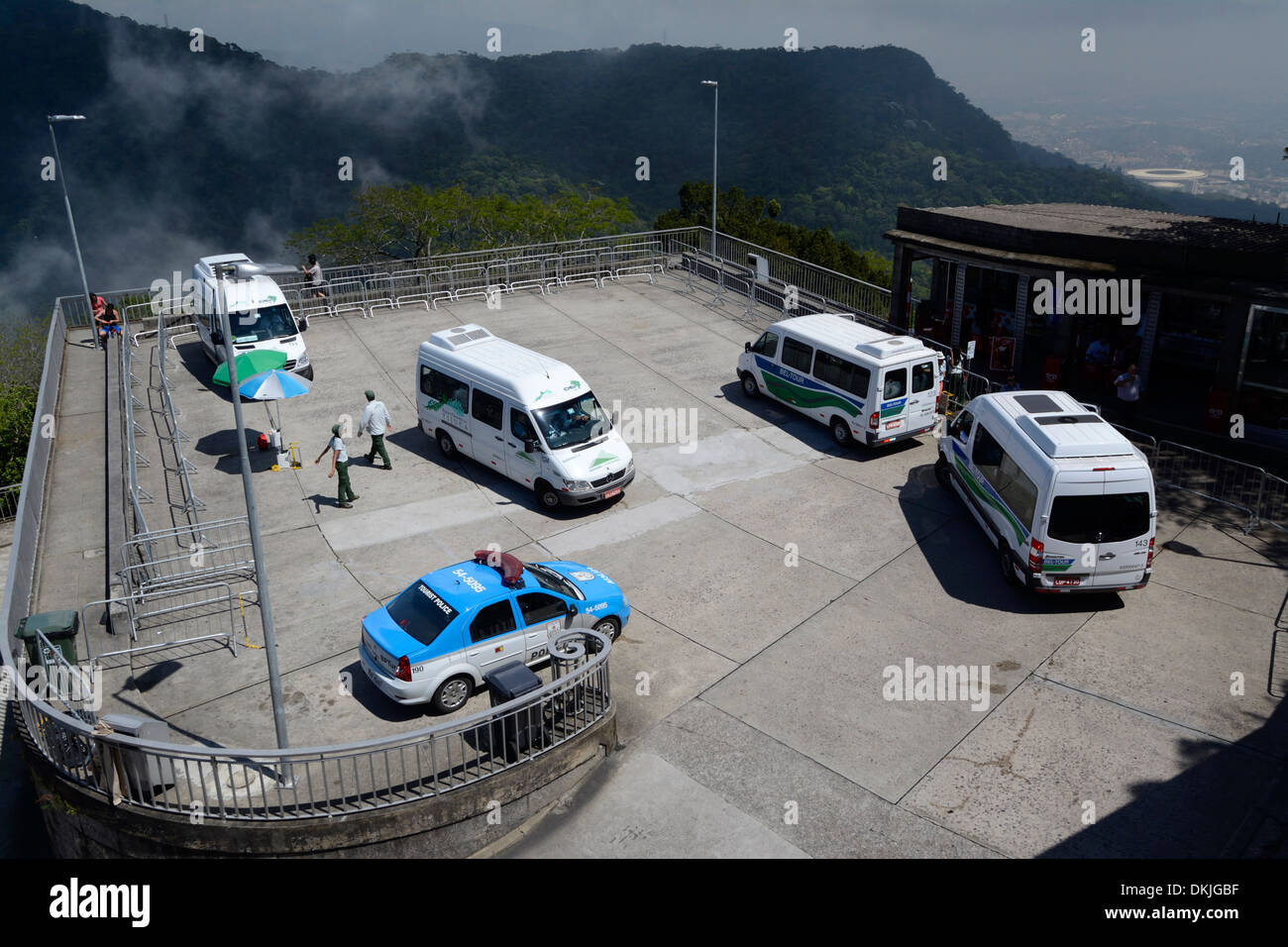 Una flotta di autobus turistici traghetto ai visitatori di va e vieni dal principale parcheggio auto presso la statua del Cristo Redentore a Rio de Janeiro in Brasile Foto Stock