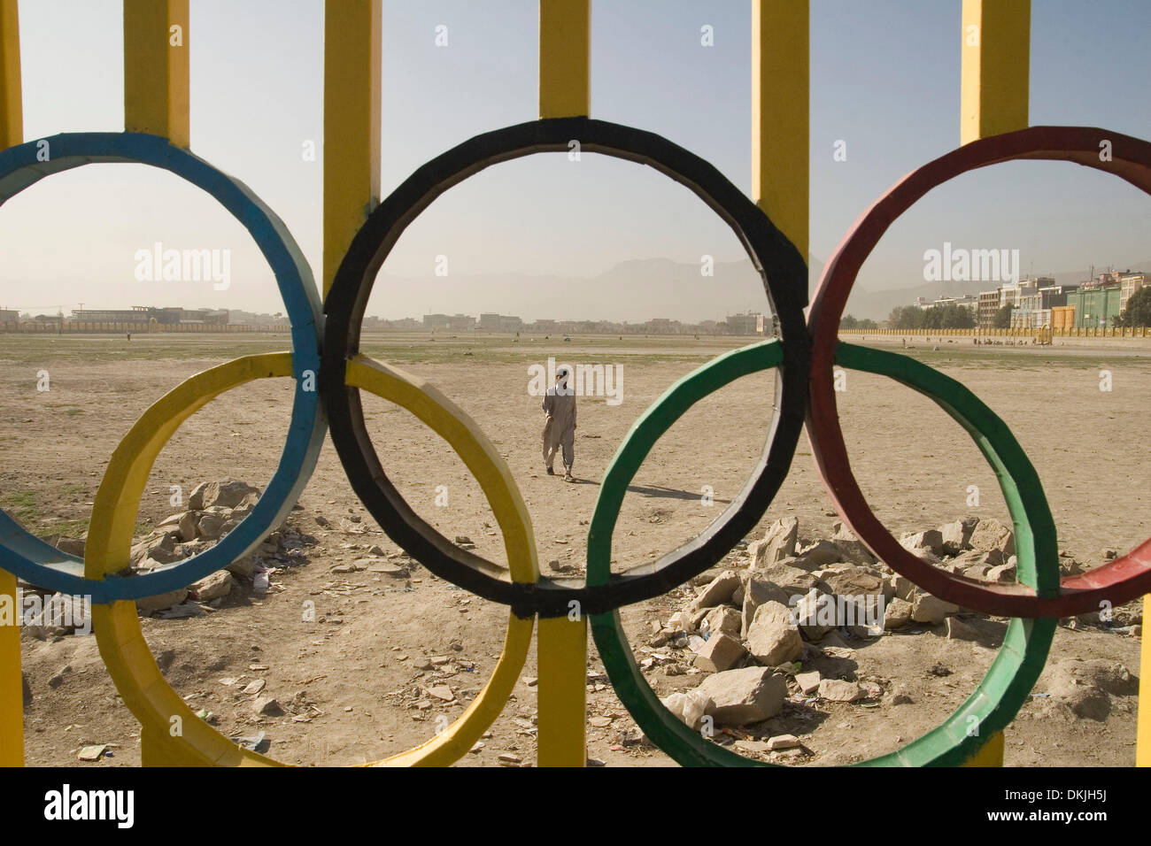 Jun 16, 2009 - Kabul, Afghanistan - un uomo cammina attraverso un abbandonato stadio olimpico a Kabul, usato una volta come un luogo di esecuzione da parte dei talebani. (Credito Immagine: © Theodore Liasi/ZUMAPRESS.com) Foto Stock