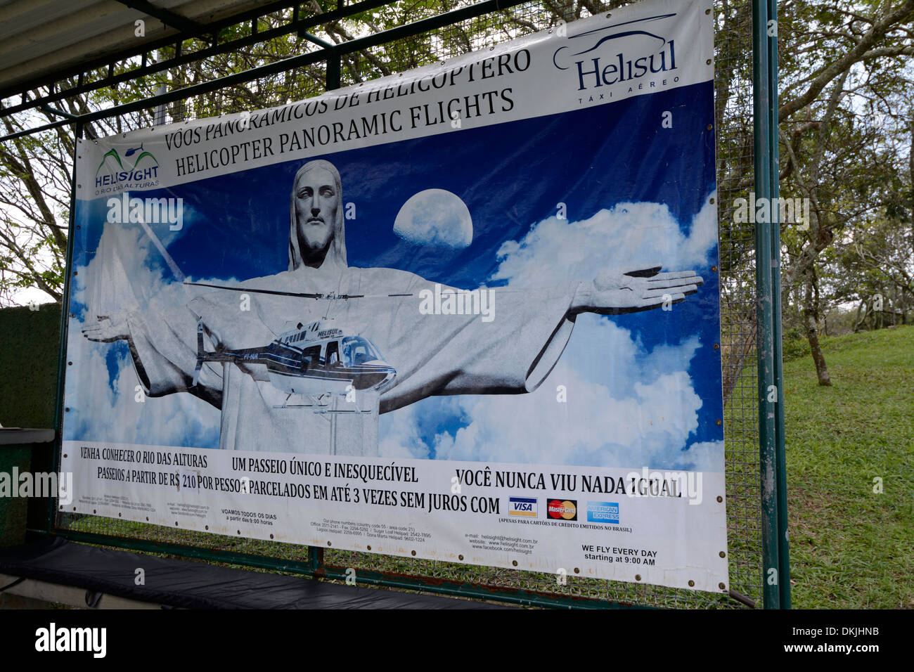 Un banner pubblicitario per elicotteri turistici nel Parco Nazionale Tijuca di Rio de Janeiro, Brasile. Foto Stock