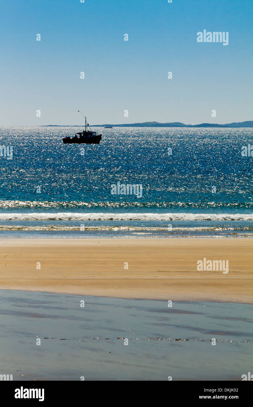 La pesca in barca su un mare calmo al largo dell'isola di Coll nelle Ebridi Interne Argyll and Bute Scozia UK Foto Stock