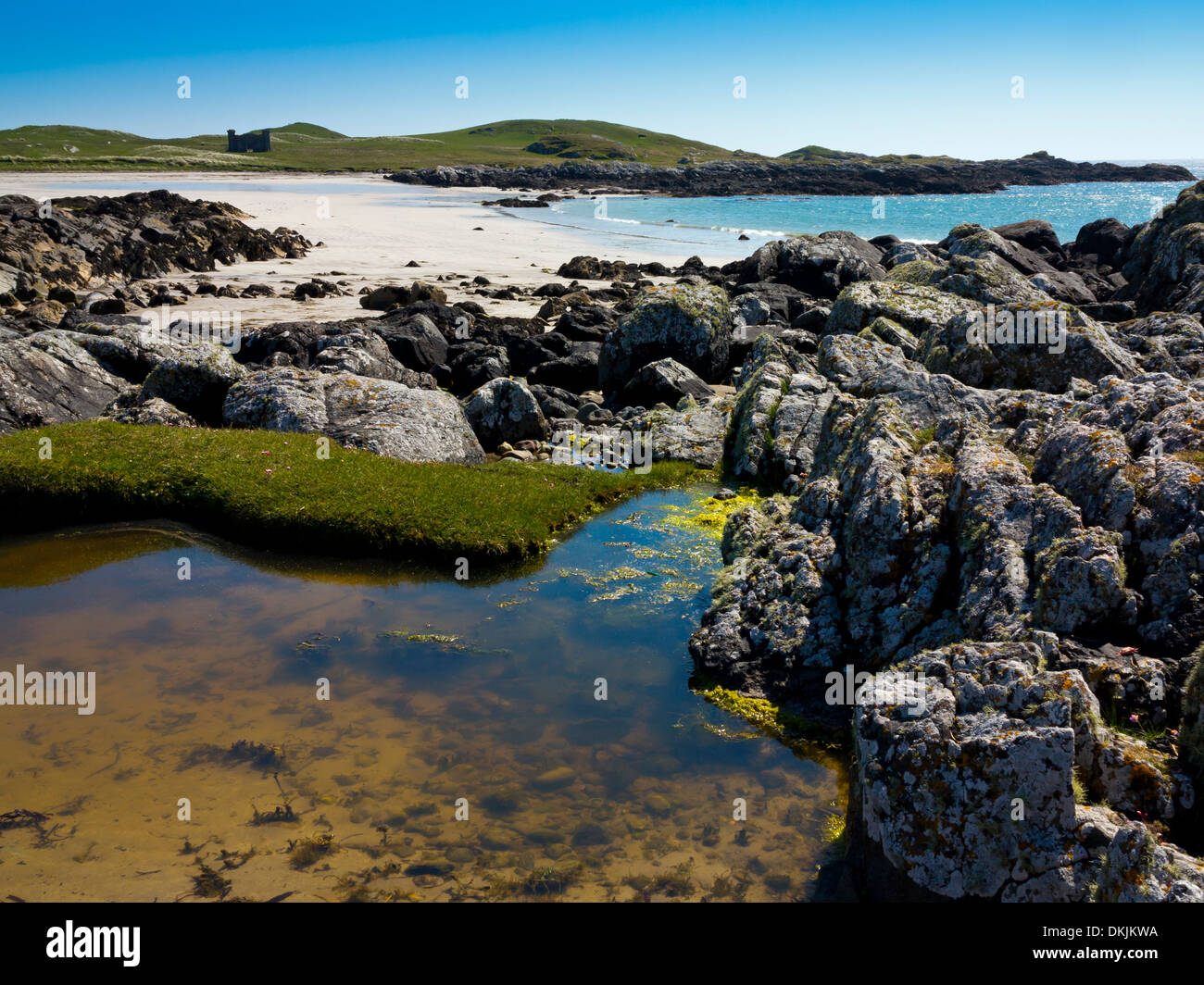 Crossapol Beach sull'Isola di Coll nelle Ebridi Interne Argyll and Bute Scozia UK con rockpools e sabbia tra massi Foto Stock