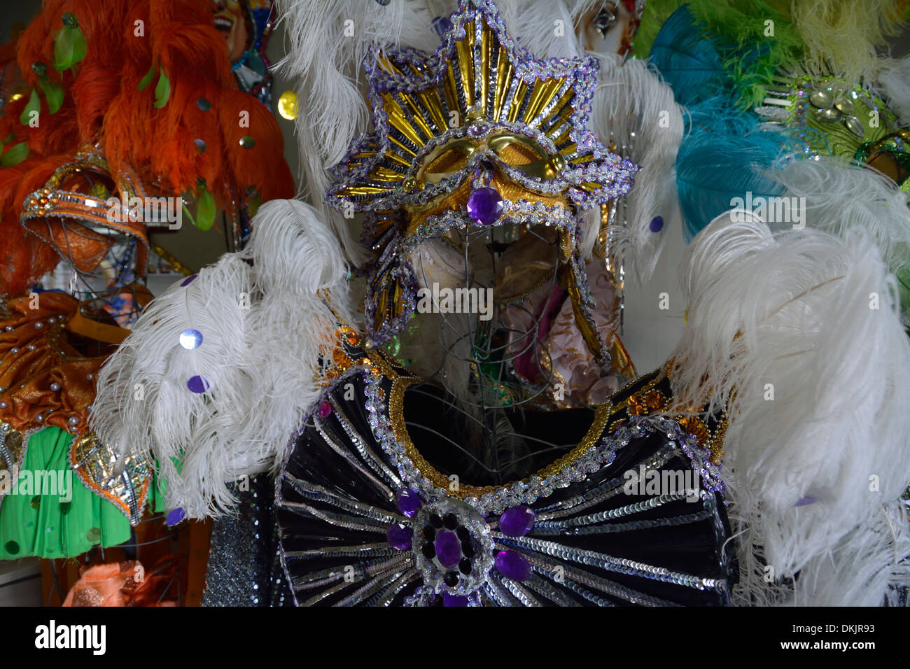 Un negozio che vende i famosi costumi di carnevale brasiliani e headdress nel Sambodromo nel centro di Rio de Janeiro, Brasile. Foto Stock