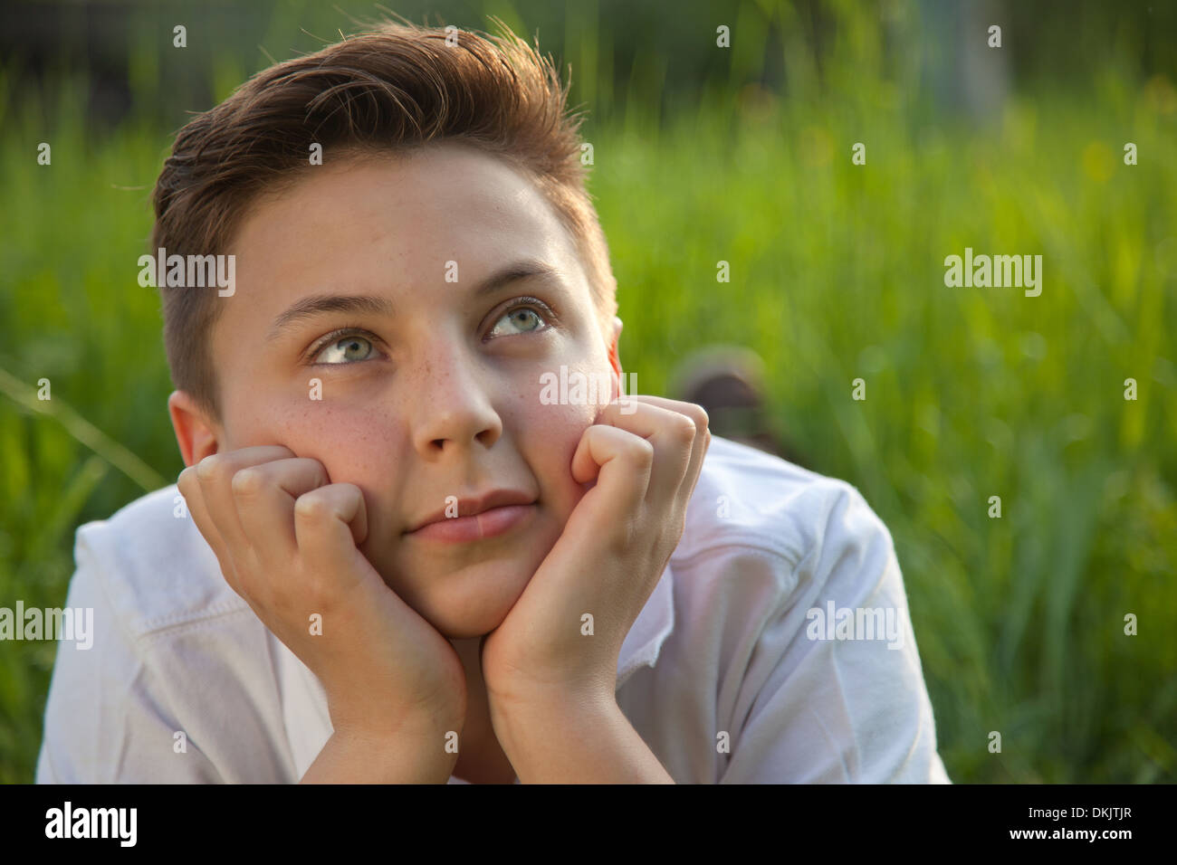 Ritratto di un giovane ragazzo in giorno di sognare in natura Foto Stock