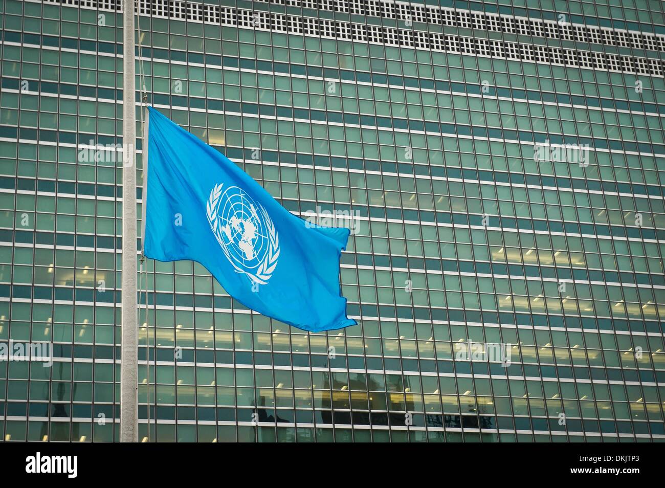NY, NY, Stati Uniti d'America. 06 Dic, 2013. Una bandiera delle Nazioni Unite vola a metà il montante in memoria di Nelson Mandela, presso la sede delle Nazioni Unite a New York, gli Stati Uniti, il 6 dicembre 2013. Credito: Xinhua/Alamy Live News Foto Stock