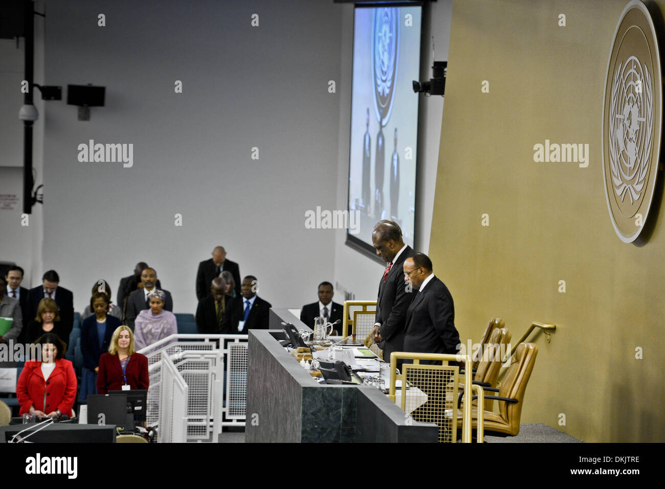 NY, NY, Stati Uniti d'America. 06 Dic, 2013. Assemblea generale delle Nazioni Unite il Presidente John Ashe (2R), insieme con i delegati e il personale ONU membri, osserva un minuto di silenzio per Nelson Mandela nel corso di una Assemblea Generale delle Nazioni Unite incontro presso la sede delle Nazioni Unite a New York, gli Stati Uniti, il 6 dicembre 2013. Credito: Xinhua/Alamy Live News Foto Stock