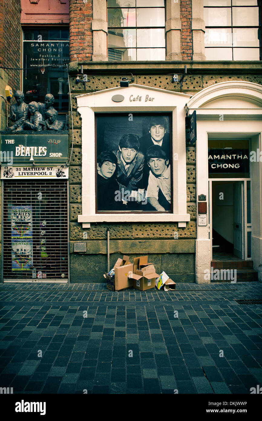 I Beatles shop e caffetteria bar con la spazzatura al di fuori Foto Stock