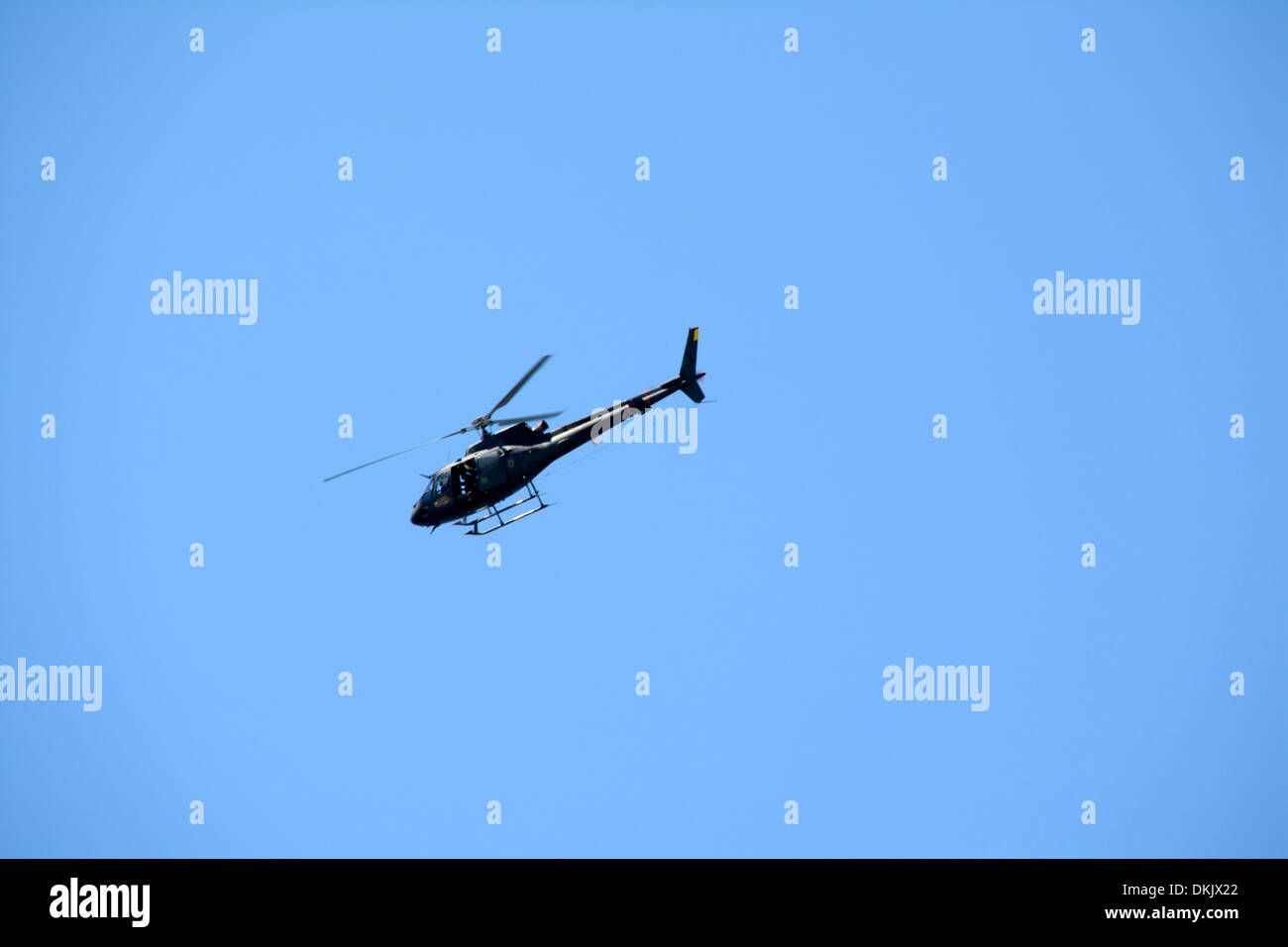 Un elicottero della polizia si aggira sulla spiaggia di Copacabana a Rio de Janeiro in Brasile Foto Stock
