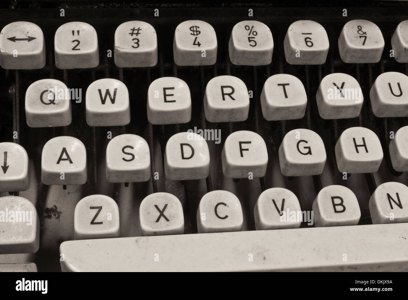 Macchina da scrivere di antiquariato - Un antico Nastri inchiostratori per macchine da scrivere che mostra tradizionali tasti QWERTY VI Foto Stock