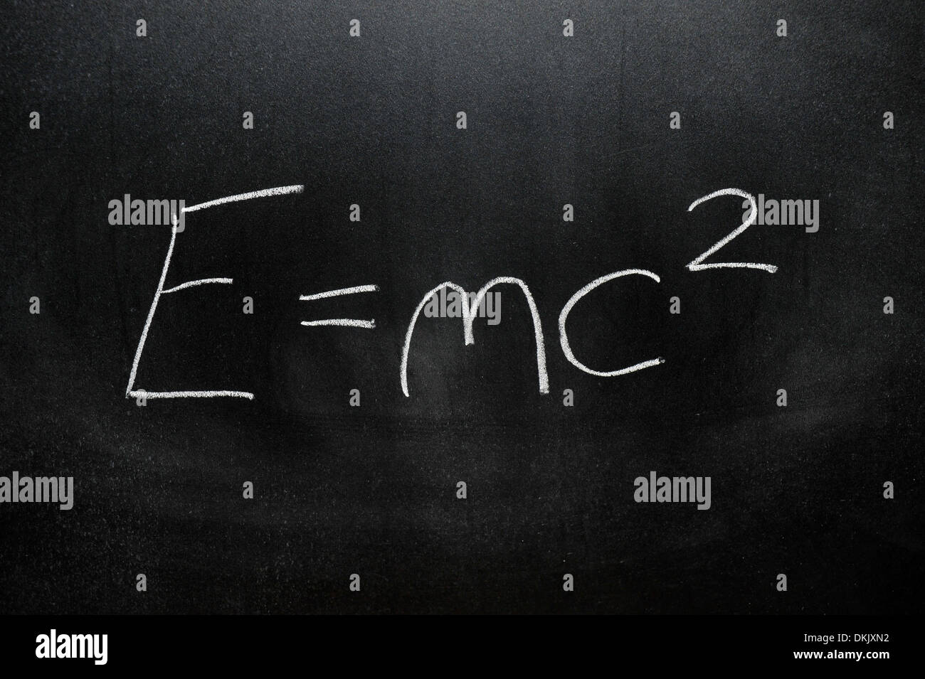 Una lavagna con la somma E=mc2 scritta su di esso in gesso bianco. Foto Stock