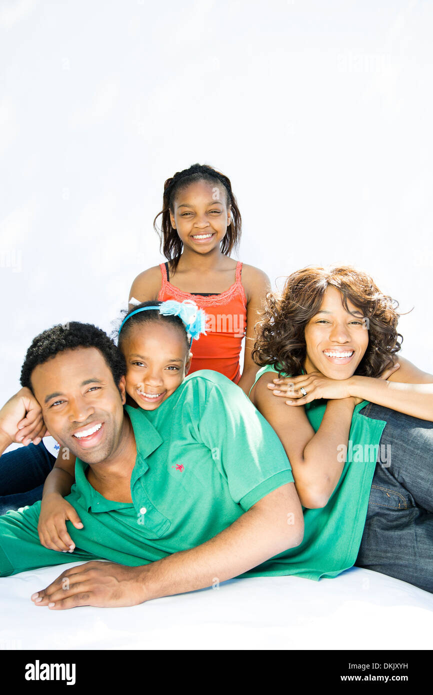 La famiglia felice di trascorrere del tempo insieme su sfondo bianco Foto Stock