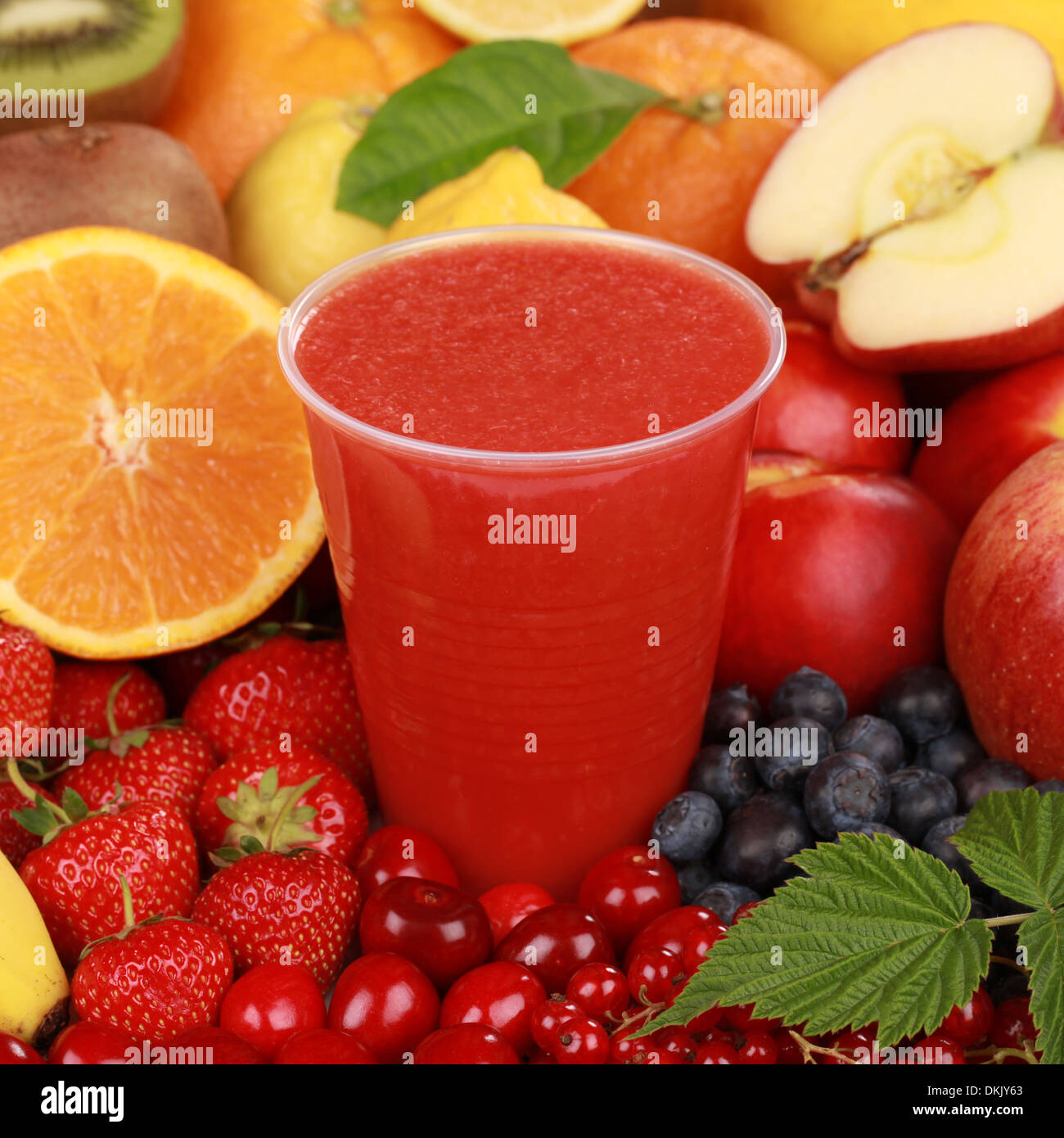 Spremuta di succo da frutta rossa come arance, ciliegie, le bacche e le fragole Foto Stock