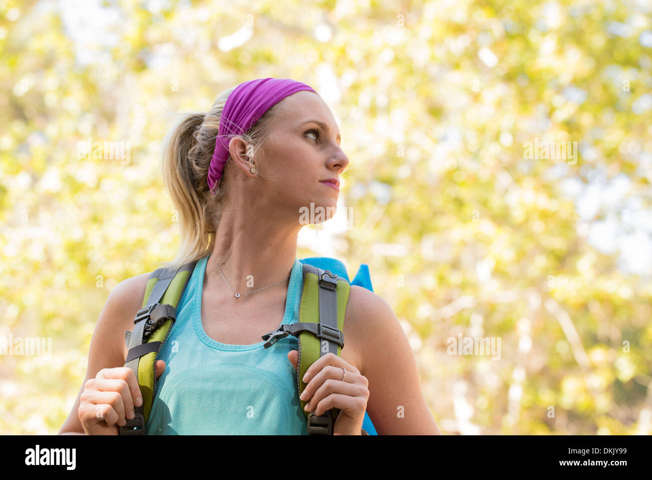 Escursionista femmina guardando sopra la sua spalla Foto Stock