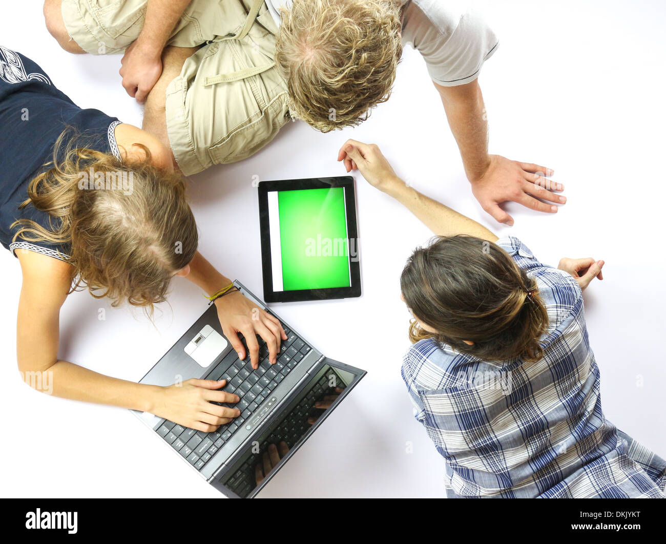Un gruppo di giovani studenti che utilizzano un notebook e una tavoletta elettronica Foto Stock