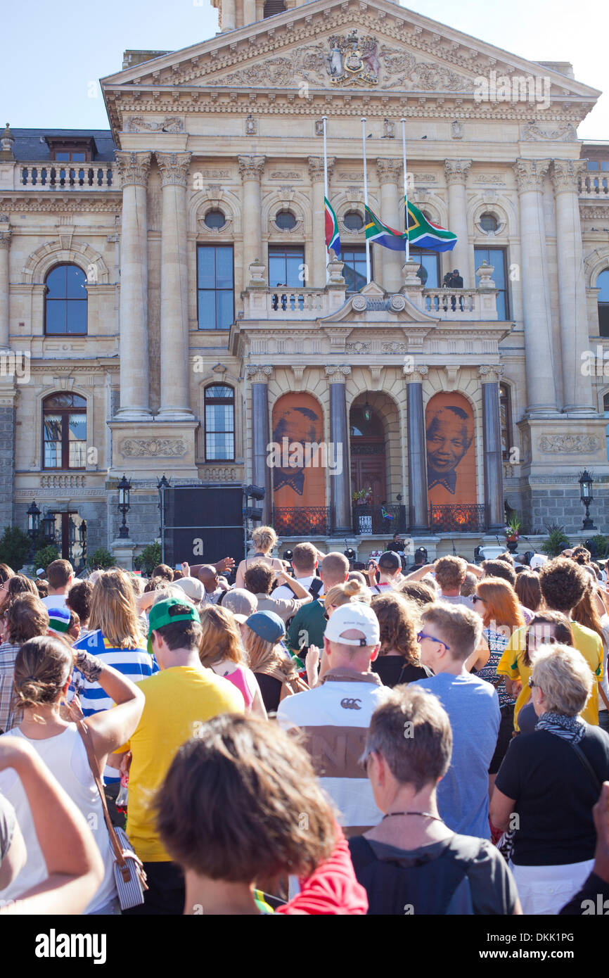 I sudafricani si sono riuniti presso la Grand Parade, Cape Town a 5pm questo pomeriggio per dire addio alla fine Nelson Mandela. Foto Stock