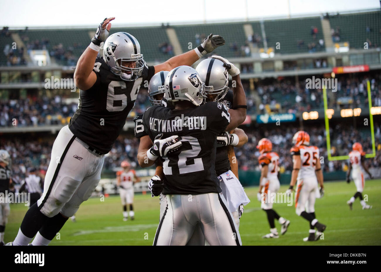 Nov 22, 2009 - Oakland, CA, Stati Uniti d'America - Oakland Raiders Louis Murphy celebra il suo touchdown con Darrius Heyward-Bey come compagno di squadra Samson Satele(64) salta su di esse a Oakland Coliseum...i raider legato il gioco sul punto extra da kicker Sebastian Janikowski tardi nel quarto trimestre. (Credito Immagine: © Paul Kitagaki Jr./Sacramento Bee/ZUMApress.com) restrizioni: * USA formato Tabloid Rig Foto Stock