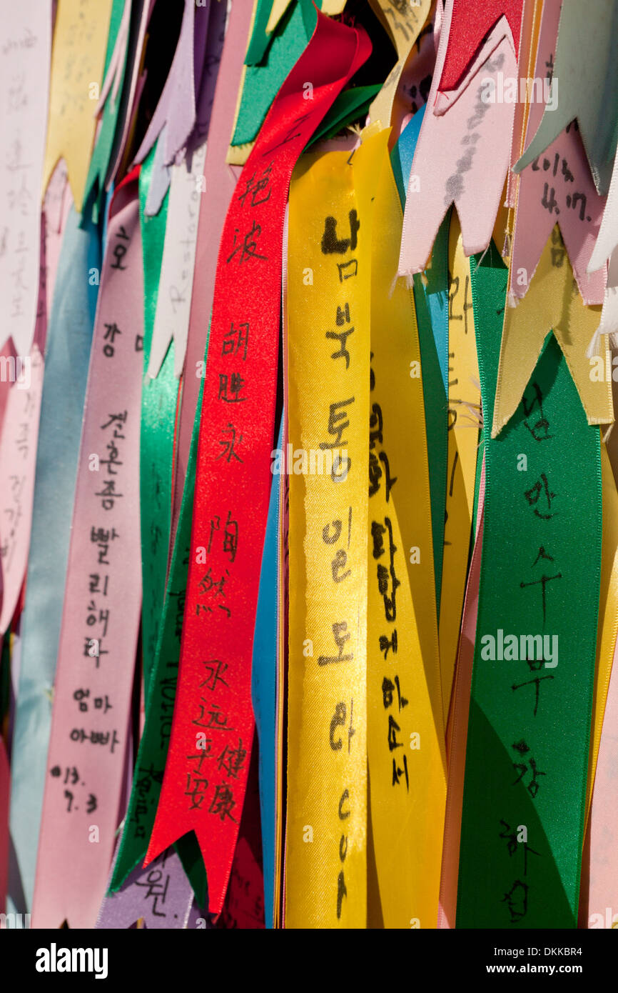 Messaggi di pace e di unità a sinistra sulla recinzione al ponte di non ritorno (Ponte della Libertà), DMZ - Imjingak, Paju, Corea del Sud Foto Stock