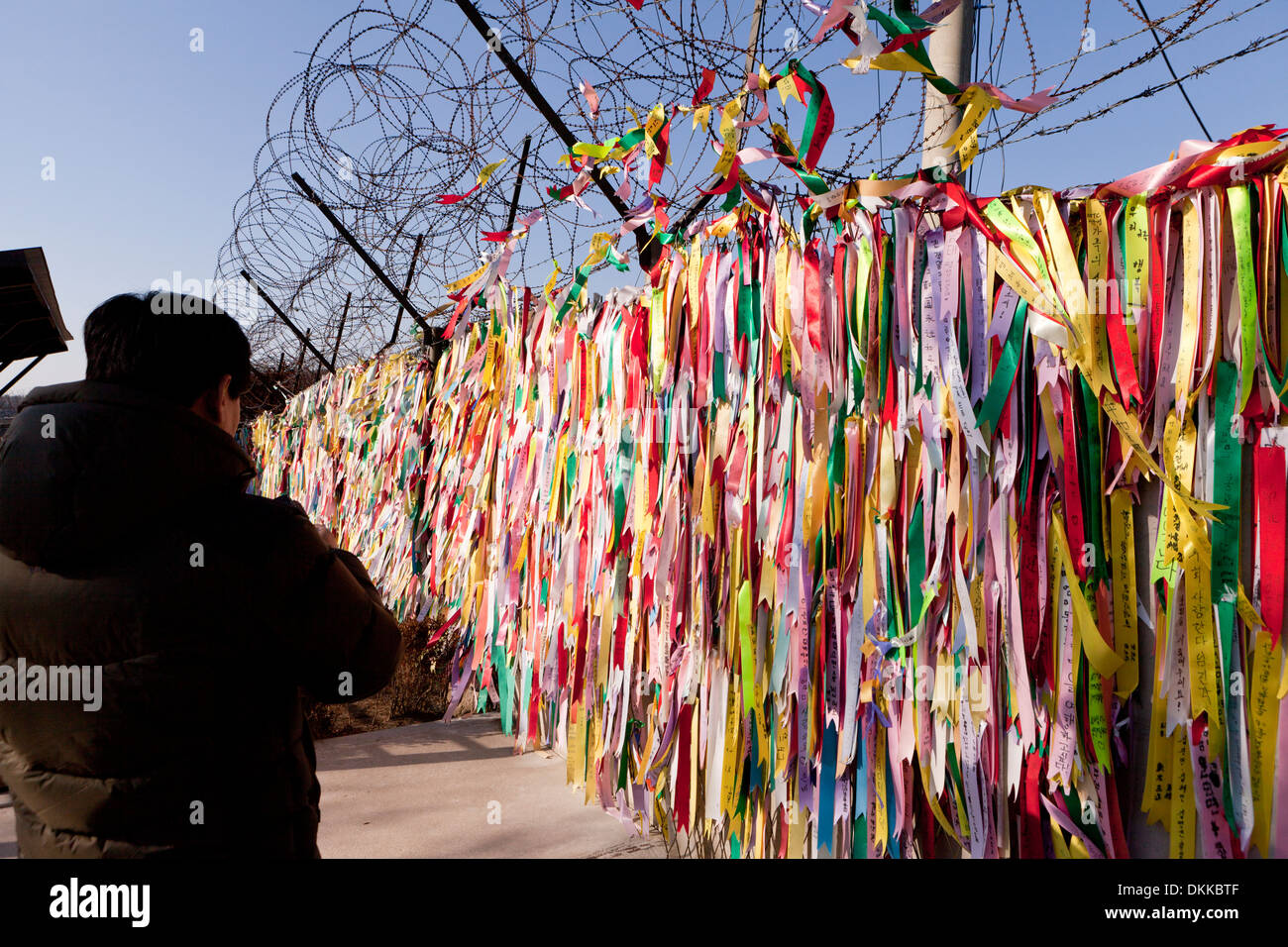 Messaggi di pace e di unità a sinistra sulla recinzione al ponte di non ritorno (Ponte della Libertà), DMZ - Imjingak, Paju, Corea del Sud Foto Stock