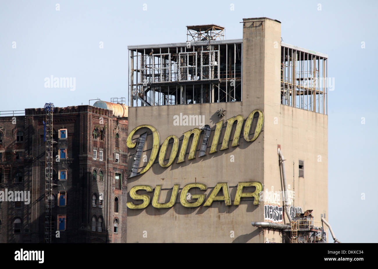 Il vecchio Domino raffineria di zucchero complesso in Brooklyn come si vede dall'East River in New York Foto Stock
