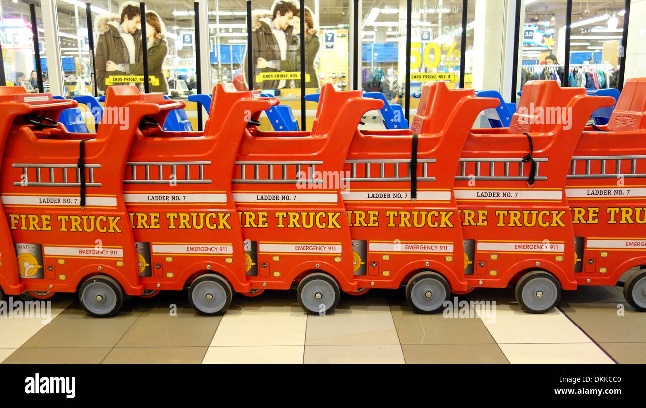 Bambini i carrelli in un centro commerciale di Toronto, Canada Foto Stock