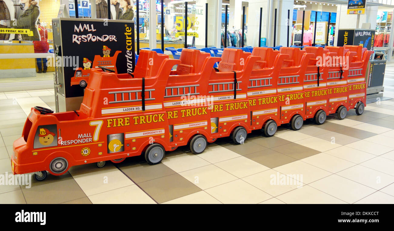Bambini i carrelli in un centro commerciale di Toronto, Canada Foto Stock
