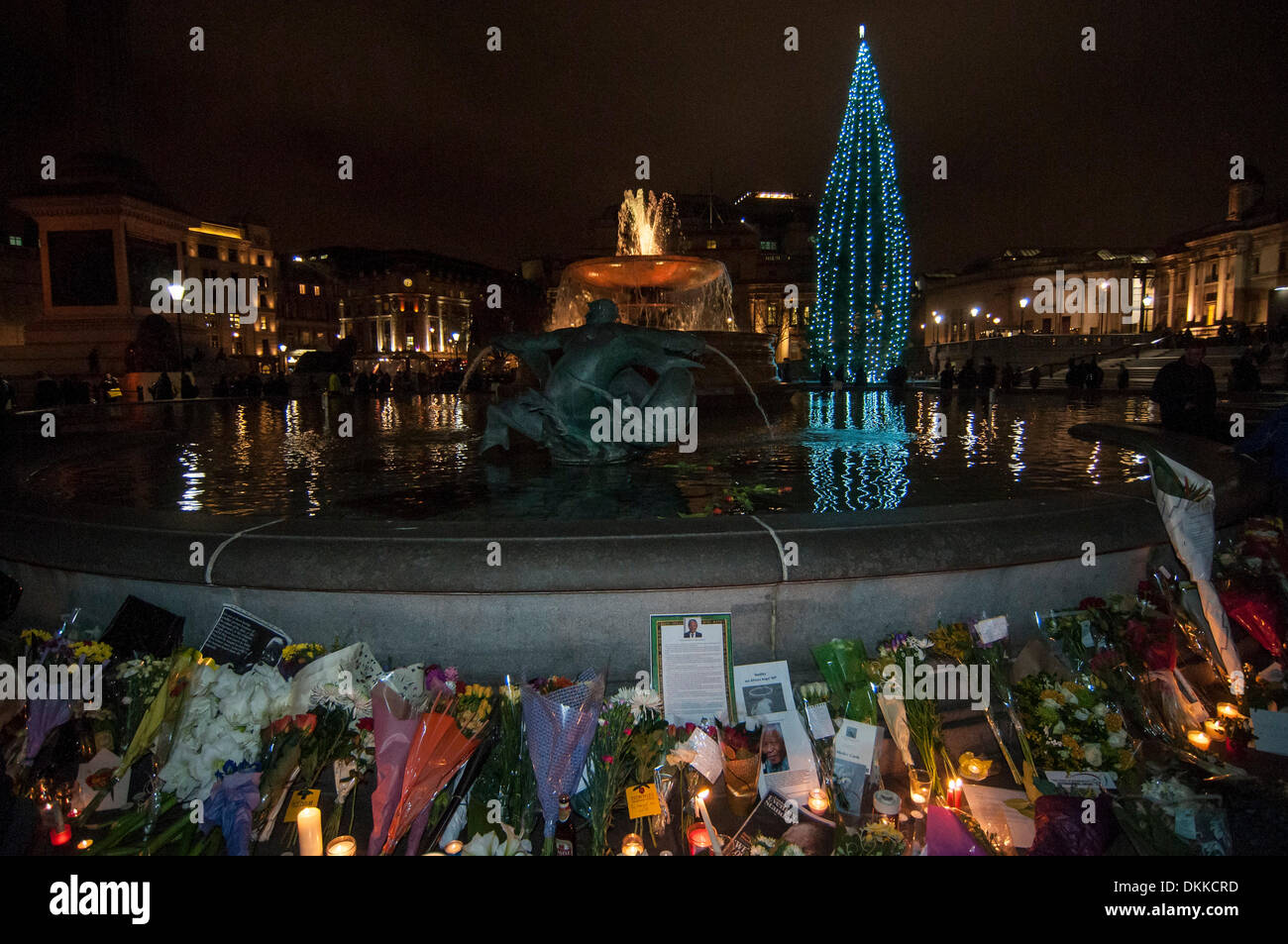 Trafalgar Square, Londra, UK, 6 Dicembre 2013 - londinesi dare loro omaggi a Nelson Mandela, dopo la sua scomparsa la sera precedente, di anni 95. Credito: Stephen Chung/Alamy Live News Foto Stock