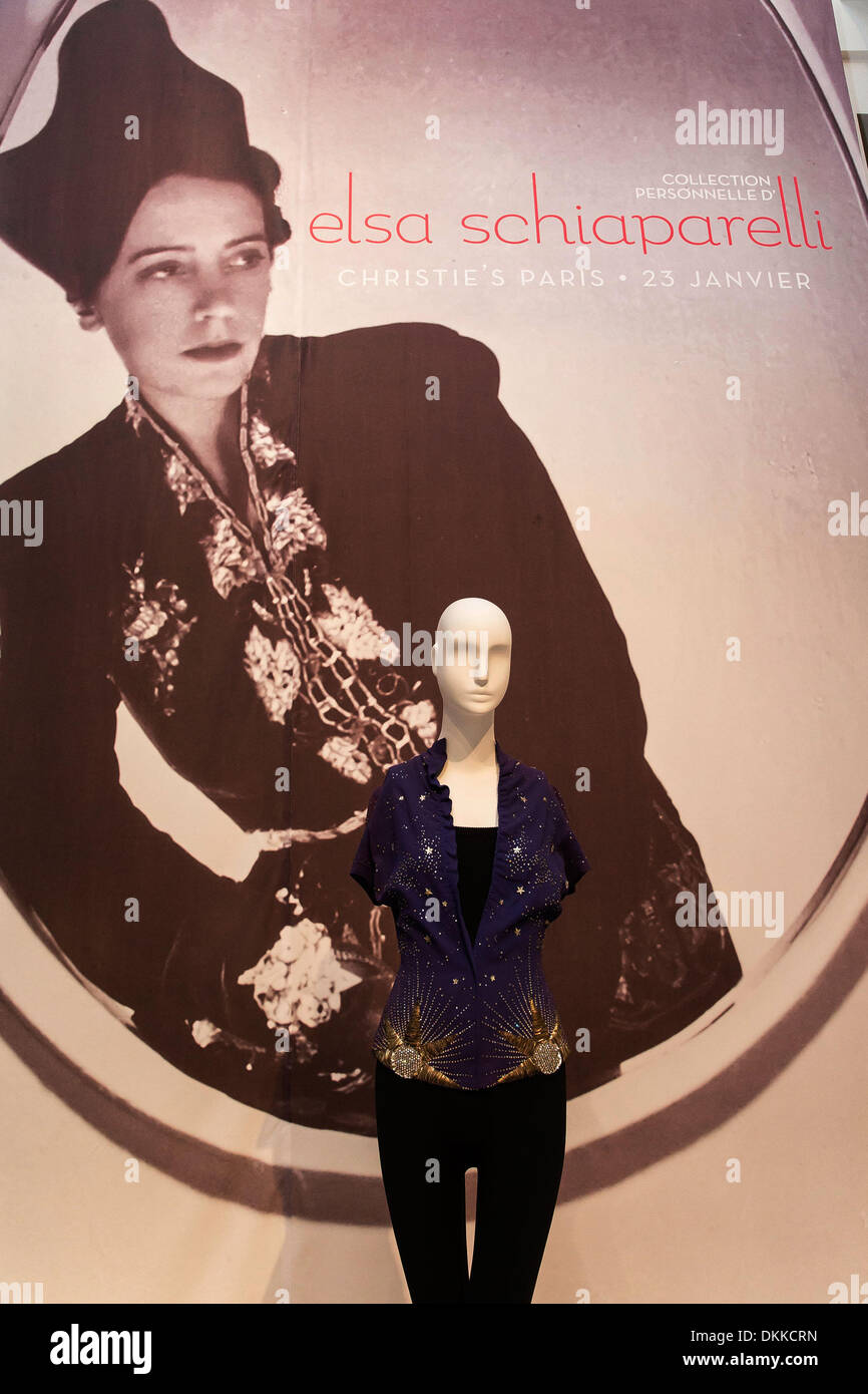 NY, NY, Stati Uniti d'America. 6 dicembre, 2013. Elsa Schiaparelli dominato Paris couture negli anni trenta e diventò una stella nel sociale e artistica di firmamento. Ha fatto la sua reputazione attraverso la capacità unica di shock e sorpresa, sempre memore nondimeno della regola d'oro della couture che invenzione deve essere sostenuta dalla qualità suprema e da un indiscutibile giustezza della linea e proporzione. Credito: Scott Houston/Alamy Live News Foto Stock