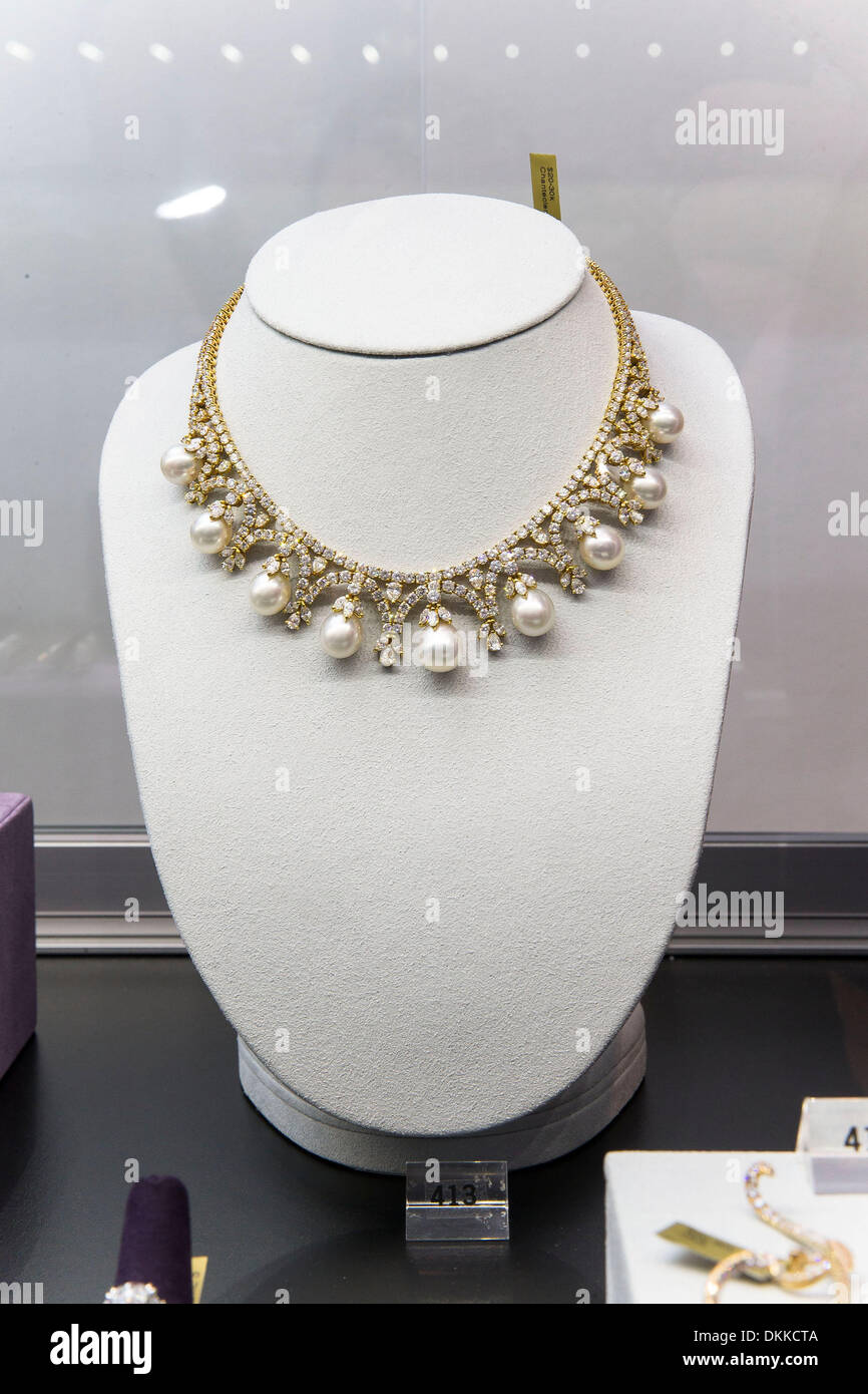 NY, NY, Stati Uniti d'America. 6 dicembre, 2013. Alcuni dei gioielli in mostra a Christies New York dall'Elsa Schiaparelli collezione. Elsa Schiaparelli dominato Paris couture negli anni trenta e diventò una stella nel sociale e artistica di firmamento. Ha fatto la sua reputazione attraverso la capacità unica di shock e sorpresa, sempre memore nondimeno della regola d'oro della couture che invenzione deve essere sostenuta dalla qualità suprema e da un indiscutibile giustezza della linea e proporzione. Credito: Scott Houston/Alamy Live News Foto Stock