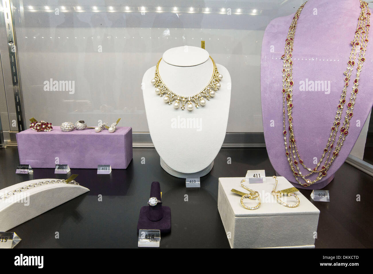 NY, NY, Stati Uniti d'America. 6 dicembre, 2013. Alcuni dei gioielli in mostra a Christies New York dall'Elsa Schiaparelli collezione. Elsa Schiaparelli dominato Paris couture negli anni trenta e diventò una stella nel sociale e artistica di firmamento. Ha fatto la sua reputazione attraverso la capacità unica di shock e sorpresa, sempre memore nondimeno della regola d'oro della couture che invenzione deve essere sostenuta dalla qualità suprema e da un indiscutibile giustezza della linea e proporzione. Credito: Scott Houston/Alamy Live News Foto Stock