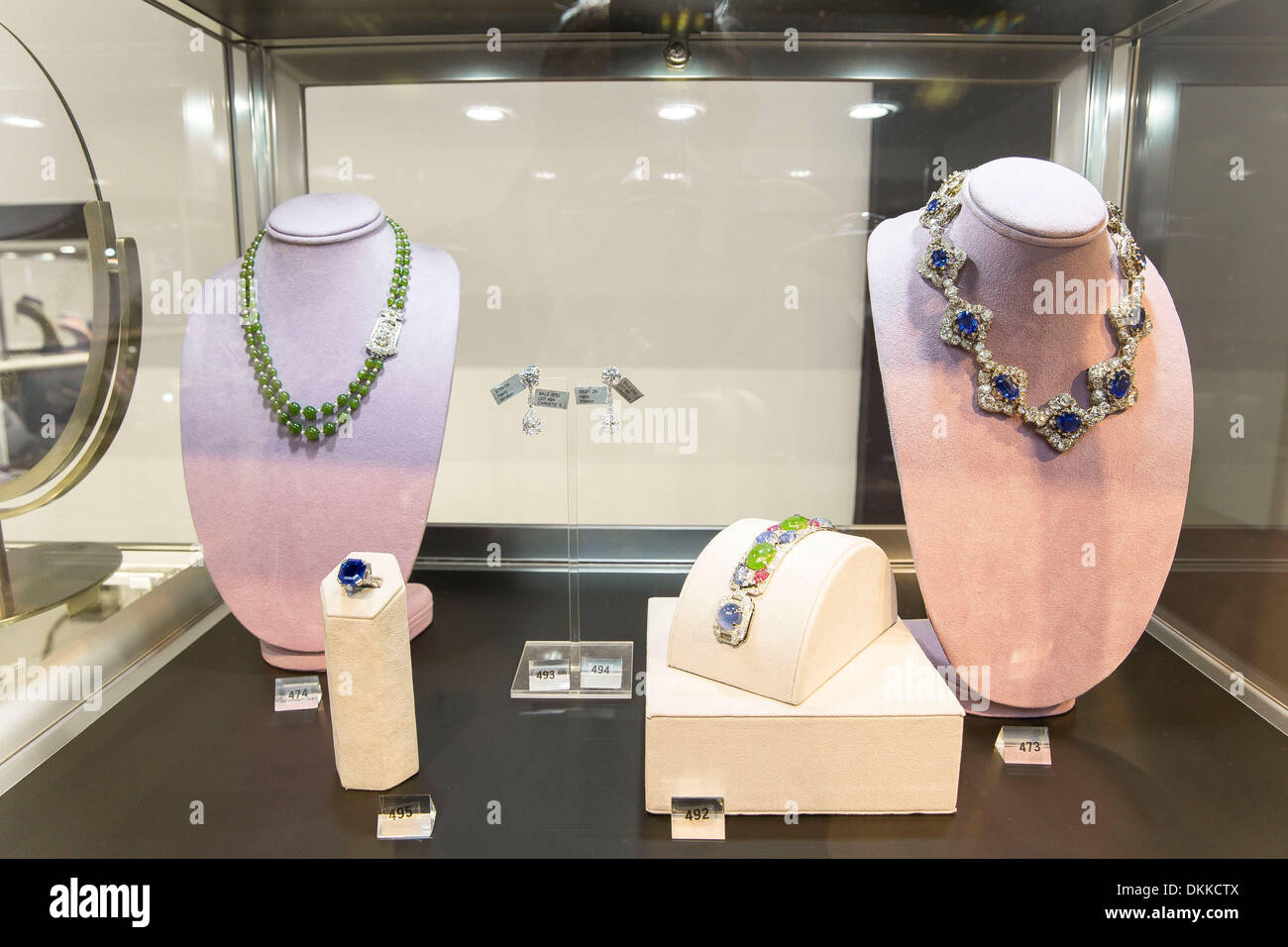 NY, NY, Stati Uniti d'America. 6 dicembre, 2013. Alcuni dei gioielli in mostra a Christies New York dall'Elsa Schiaparelli collezione. Elsa Schiaparelli dominato Paris couture negli anni trenta e diventò una stella nel sociale e artistica di firmamento. Ha fatto la sua reputazione attraverso la capacità unica di shock e sorpresa, sempre memore nondimeno della regola d'oro della couture che invenzione deve essere sostenuta dalla qualità suprema e da un indiscutibile giustezza della linea e proporzione. Credito: Scott Houston/Alamy Live News Foto Stock