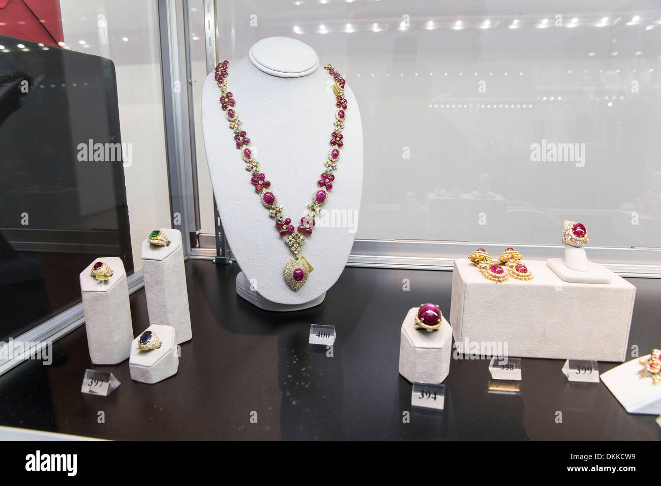 NY, NY, Stati Uniti d'America. 6 dicembre, 2013. Alcuni dei gioielli in mostra a Christies New York dall'Elsa Schiaparelli collezione. Elsa Schiaparelli dominato Paris couture negli anni trenta e diventò una stella nel sociale e artistica di firmamento. Ha fatto la sua reputazione attraverso la capacità unica di shock e sorpresa, sempre memore nondimeno della regola d'oro della couture che invenzione deve essere sostenuta dalla qualità suprema e da un indiscutibile giustezza della linea e proporzione. Credito: Scott Houston/Alamy Live News Foto Stock