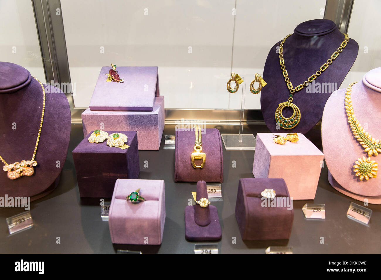 NY, NY, Stati Uniti d'America. 6 dicembre, 2013. Alcuni dei gioielli in mostra a Christies New York dall'Elsa Schiaparelli collezione. Elsa Schiaparelli dominato Paris couture negli anni trenta e diventò una stella nel sociale e artistica di firmamento. Ha fatto la sua reputazione attraverso la capacità unica di shock e sorpresa, sempre memore nondimeno della regola d'oro della couture che invenzione deve essere sostenuta dalla qualità suprema e da un indiscutibile giustezza della linea e proporzione. Credito: Scott Houston/Alamy Live News Foto Stock