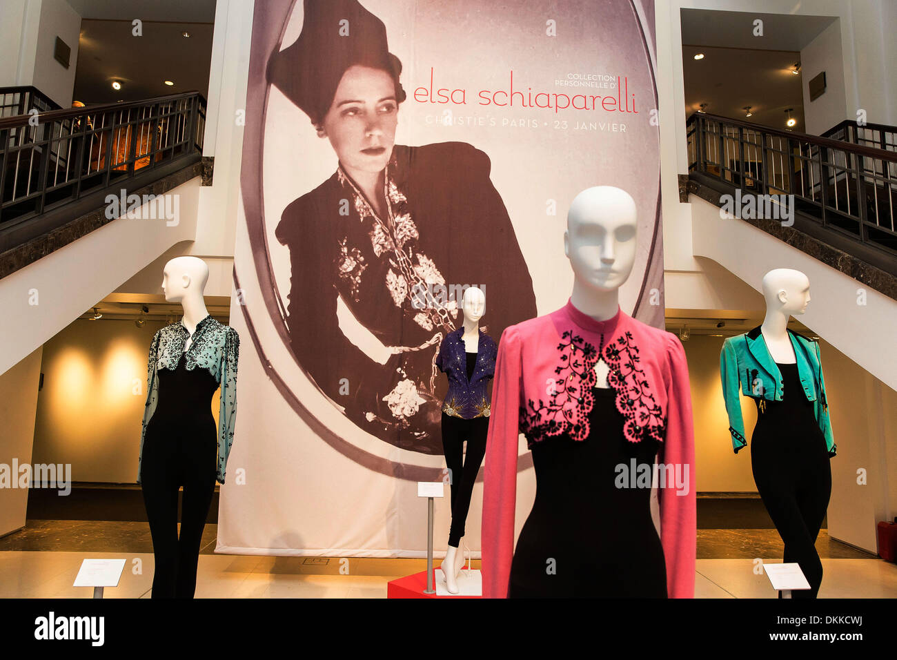 NY, NY, Stati Uniti d'America. 6 dicembre, 2013. Elsa Schiaparelli dominato Paris couture negli anni trenta e diventò una stella nel sociale e artistica di firmamento. Ha fatto la sua reputazione attraverso la capacità unica di shock e sorpresa, sempre memore nondimeno della regola d'oro della couture che invenzione deve essere sostenuta dalla qualità suprema e da un indiscutibile giustezza della linea e proporzione. Credito: Scott Houston/Alamy Live News Foto Stock